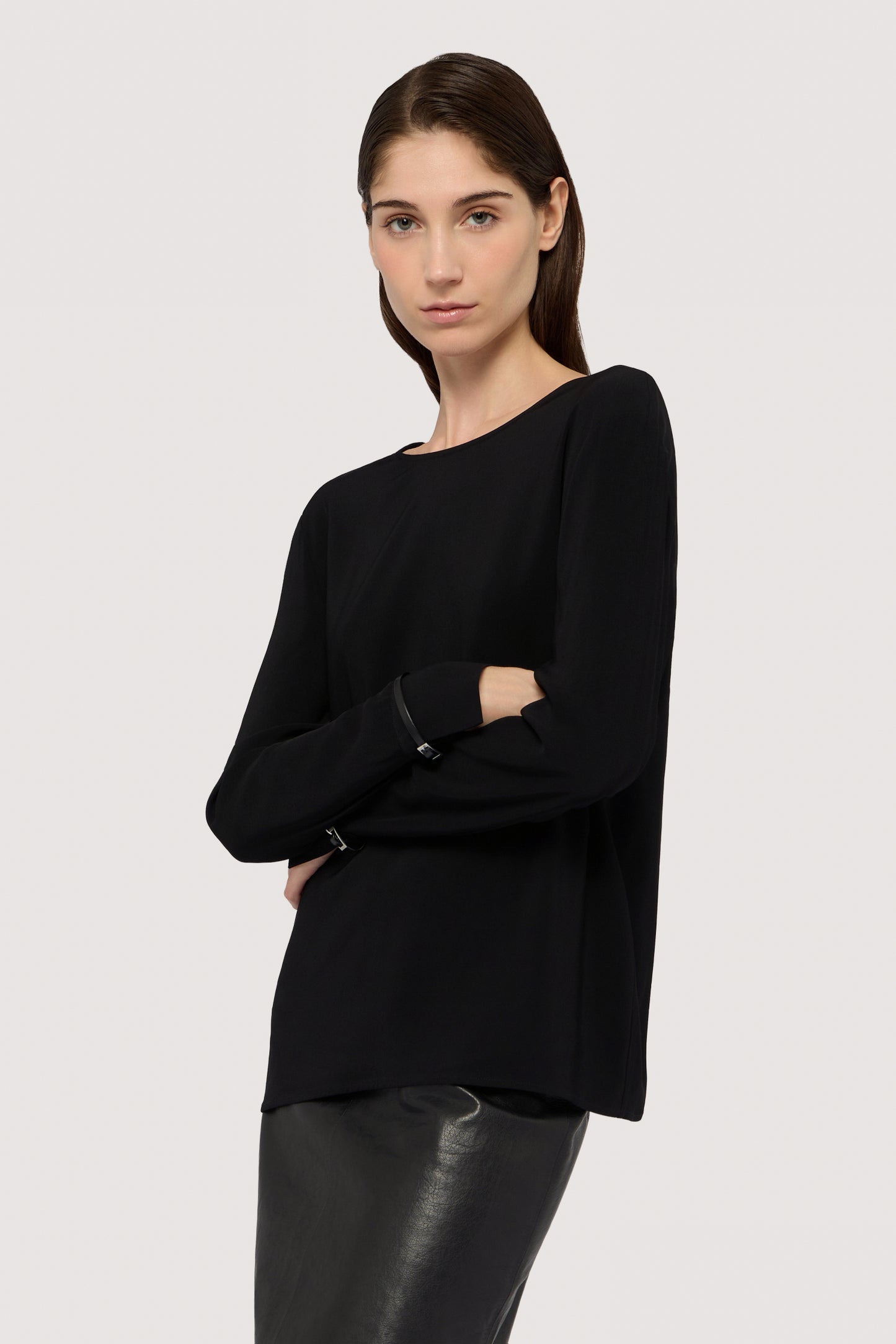 Blusa con scollo a V e fibbie sui polsi 2|54e669eff3c2302c1cb67b64be8817f23d57475f1e3116624ff5722a629740be