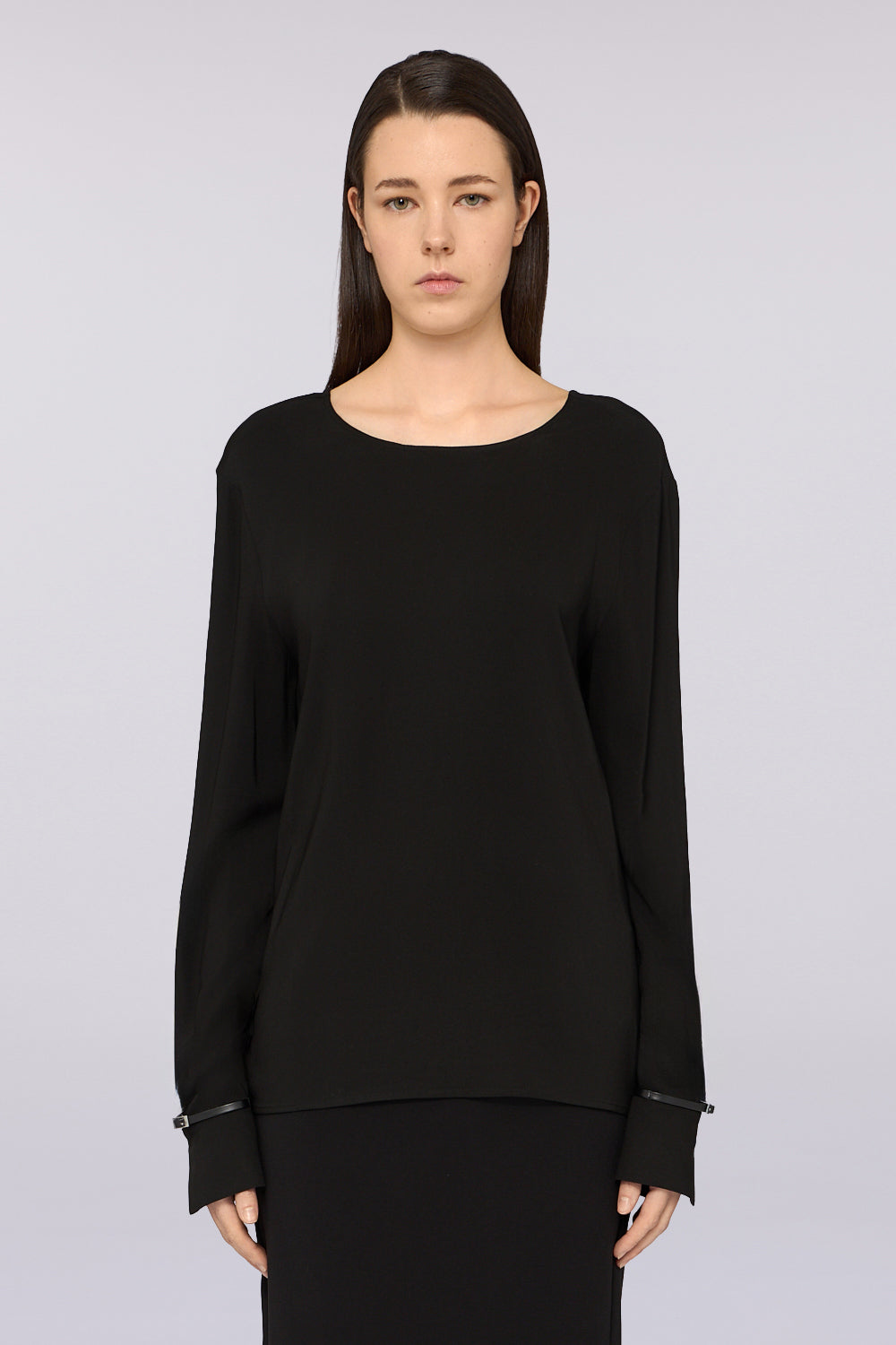 Blusa con scollo a V e fibbie sui polsi 1|ceb54753ee884a28ef5588630d9f4dbb76bed84db0d12b969fc3624cffb9745f