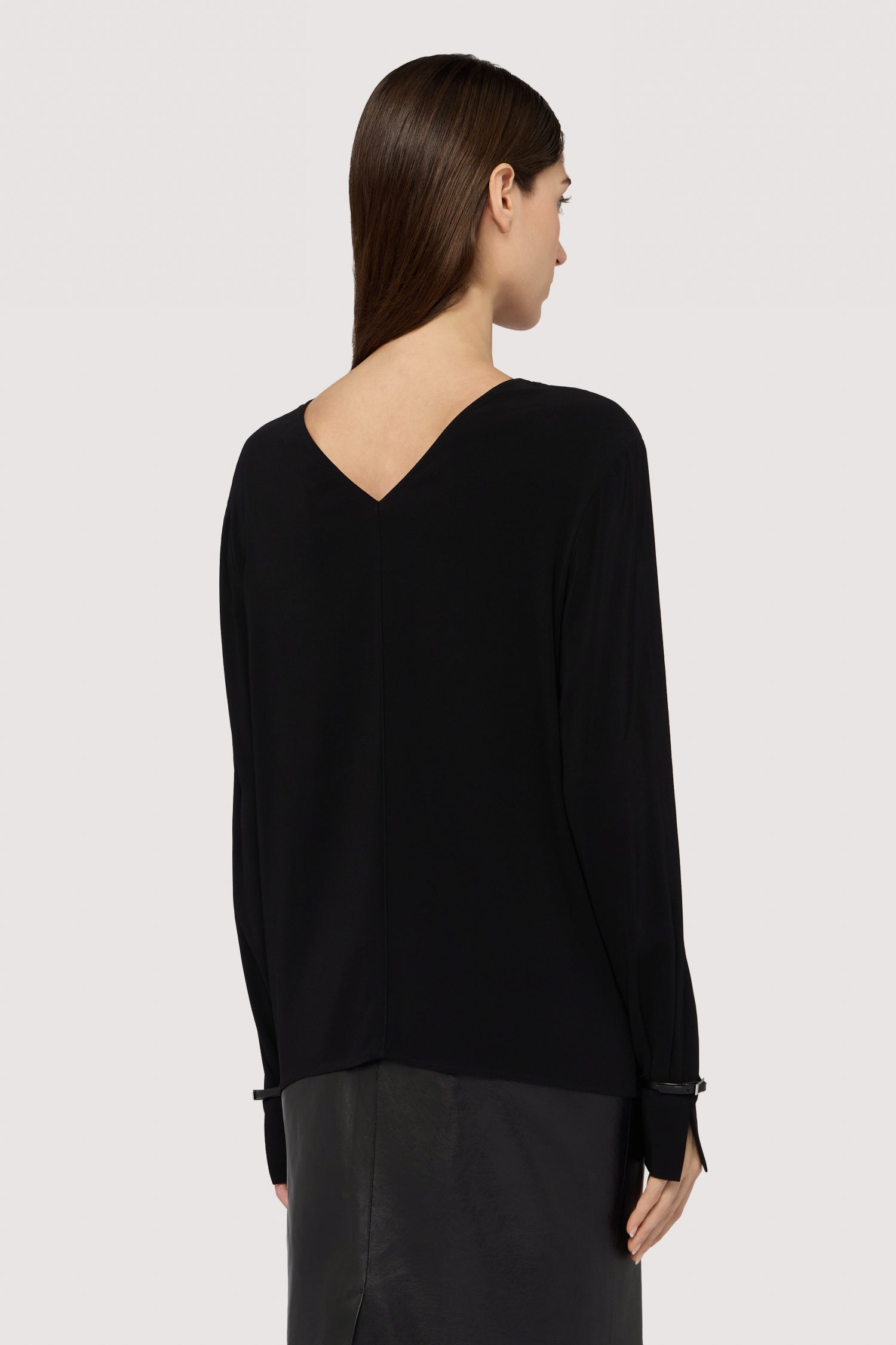 Blusa con scollo a V e fibbie sui polsi 3|76361ccd0fd7cbea11cbf61bf39e546e363a26f7a5ff557347814e73ab27e93d