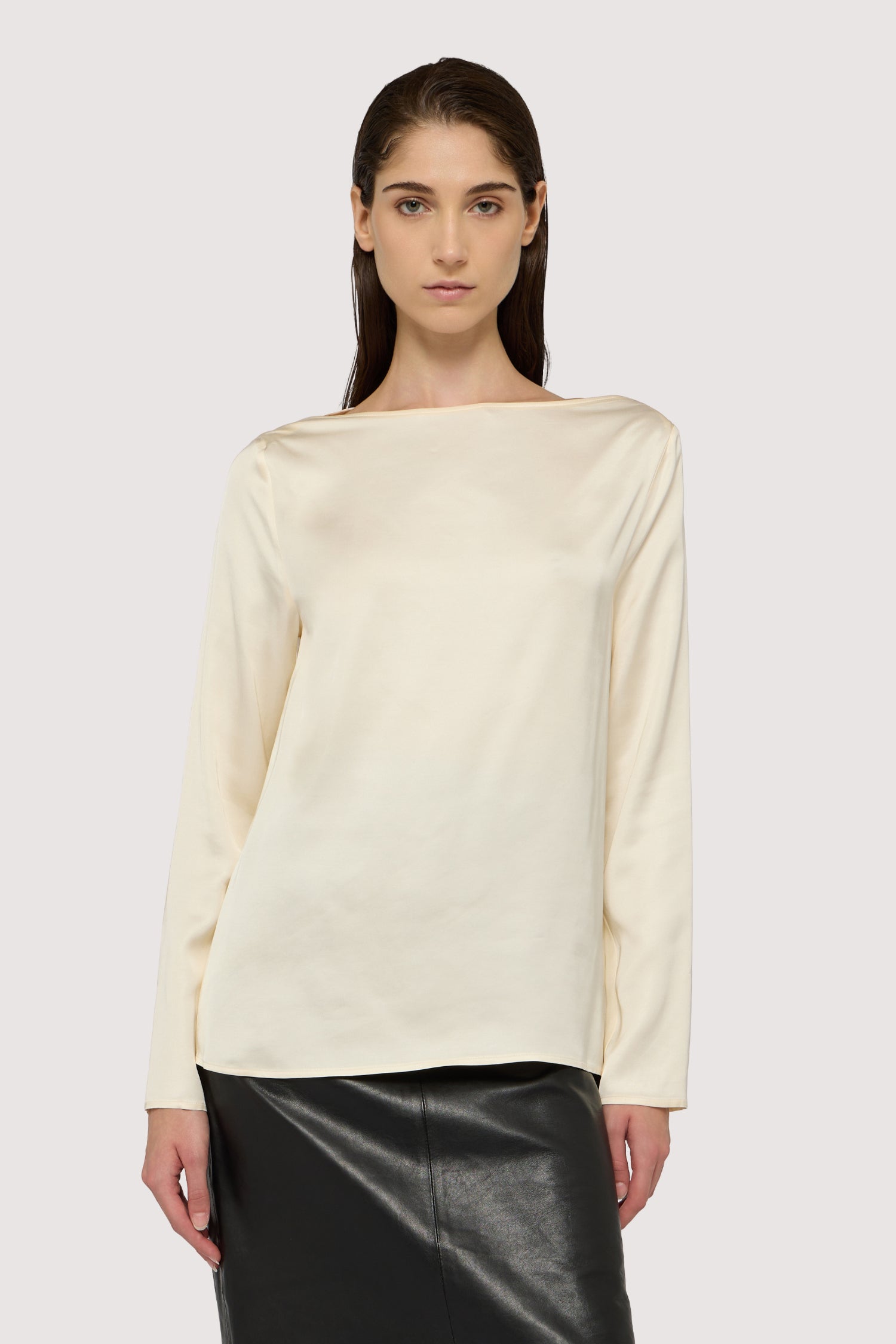 Blusa con scollo a barca in raso 1|b8be0ea6be8e7ce3ecece390cd071714bce191ab5e130c77808b1663cbb7522b