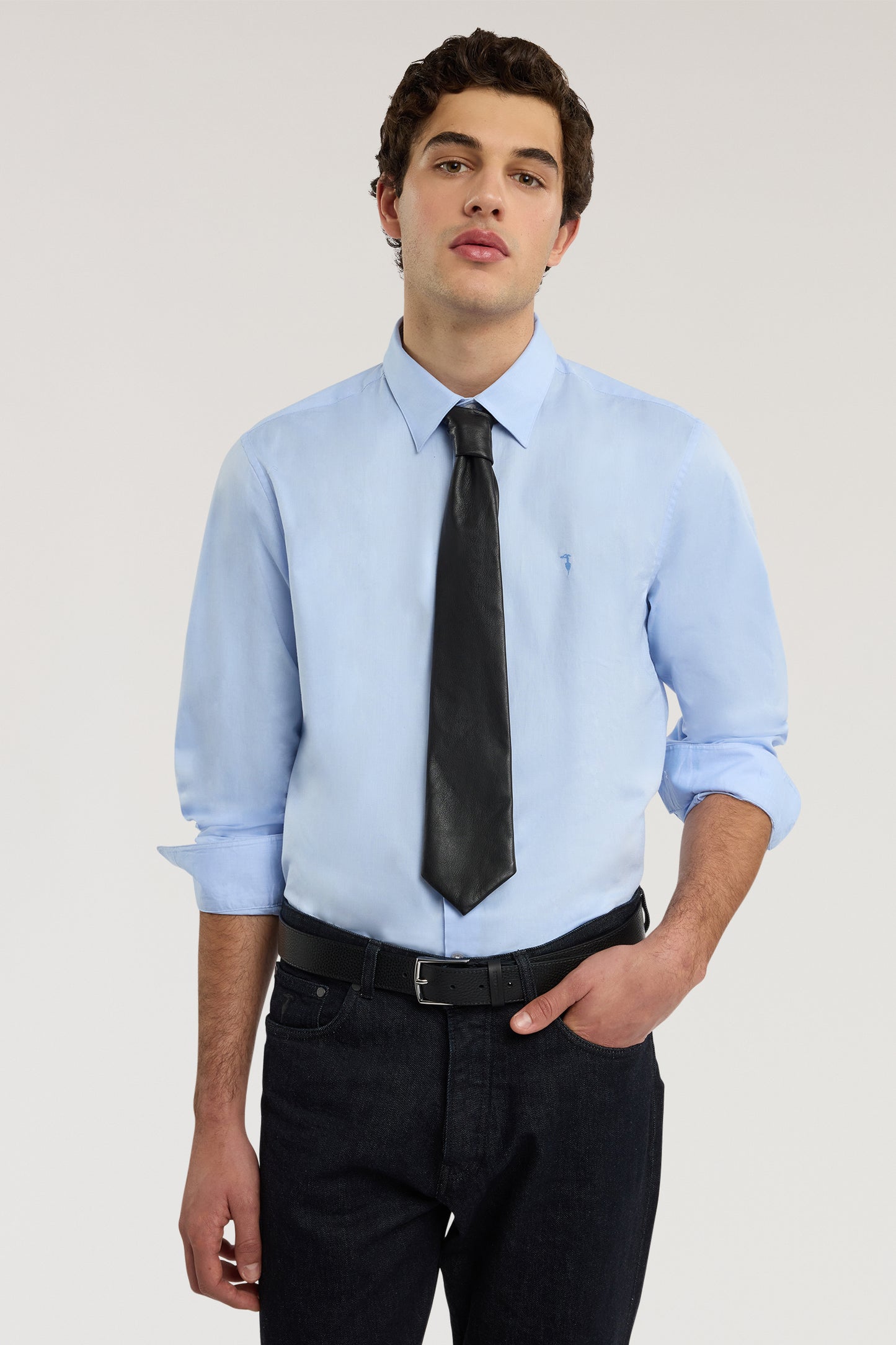 Camicia slim fit in cotone lavorato elasticizzato 4|6a5b7dd74da7842df0d112ea13ce92320f83b77eb9ee33ba7519a356d883c2e9