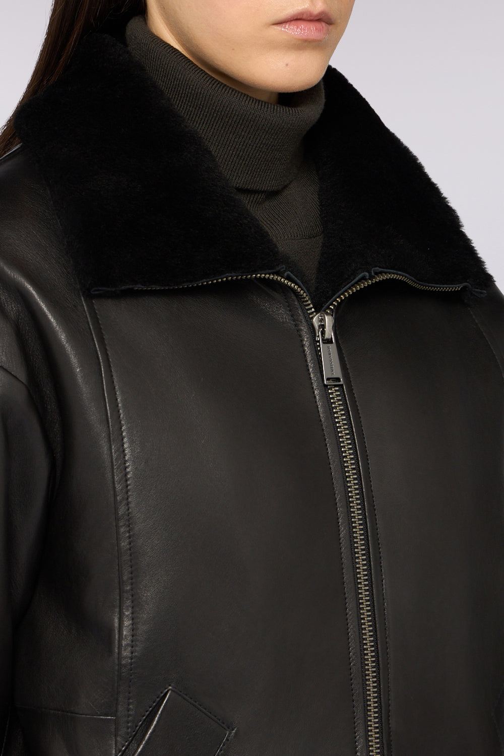 Bomber relaxed fit in pelle con inserti in pelliccia 4|3755eae7651408e2bc7c1093504e457746913b17e82f76ae5e7c02d1d145771b