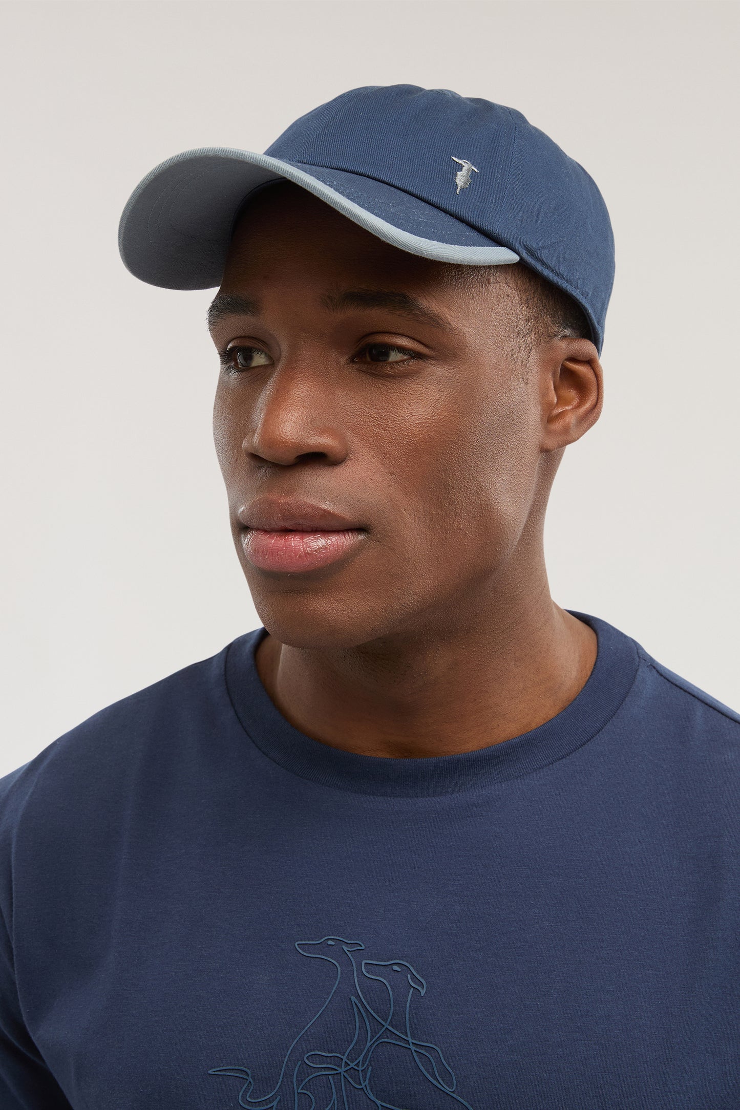 Cappello da baseball bi-colore in twill di cotone 4|dc6237714797bb7a890f3eb1a20cc3ce53dc00ff89d4aff8be242da27d9f667e