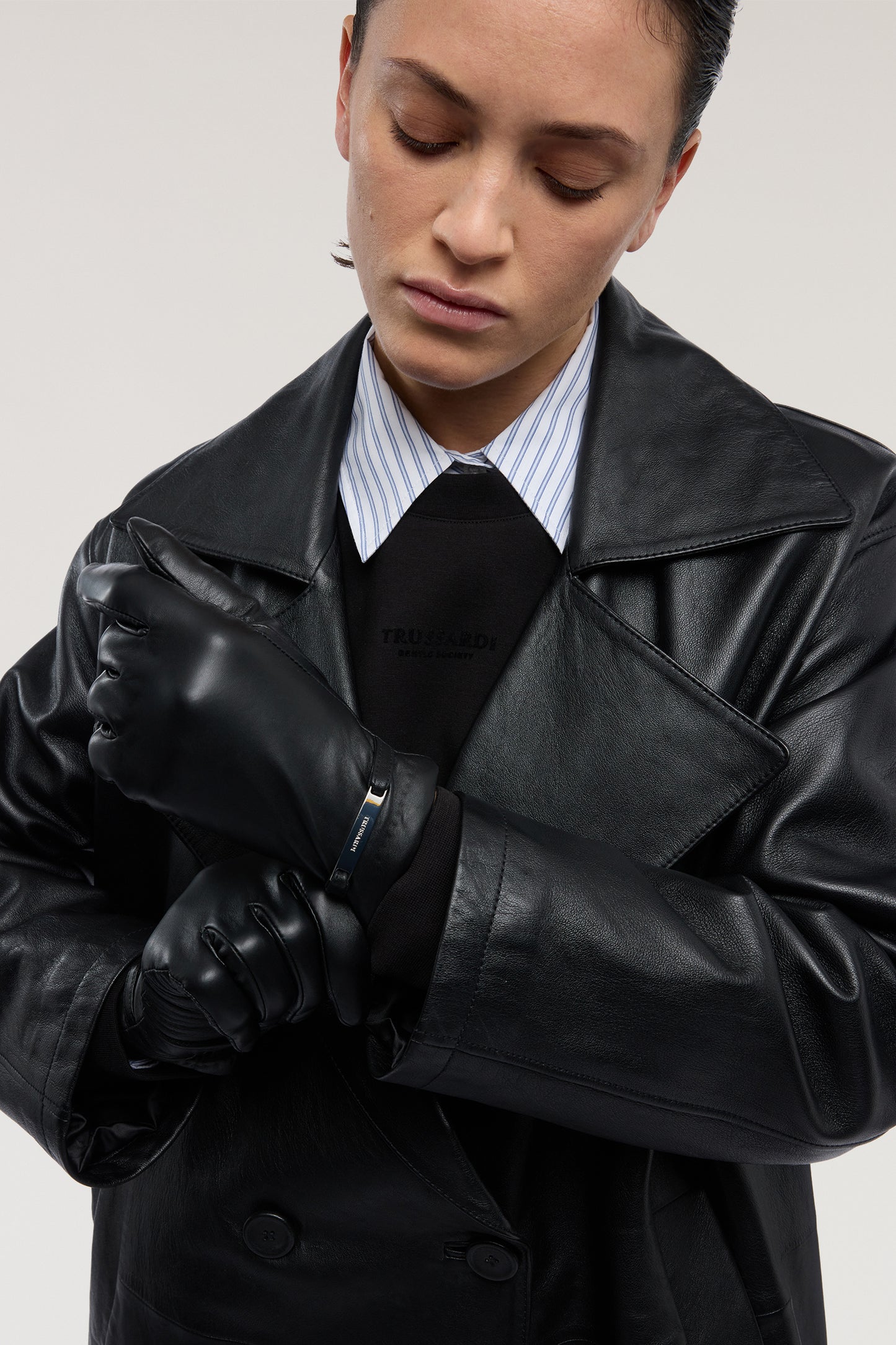 Guanti in nappa con applicazione metallica 3|12b598943ecd71da503afa4c917f1dbd145aed7962ec9cc029ac36cb6c864e95