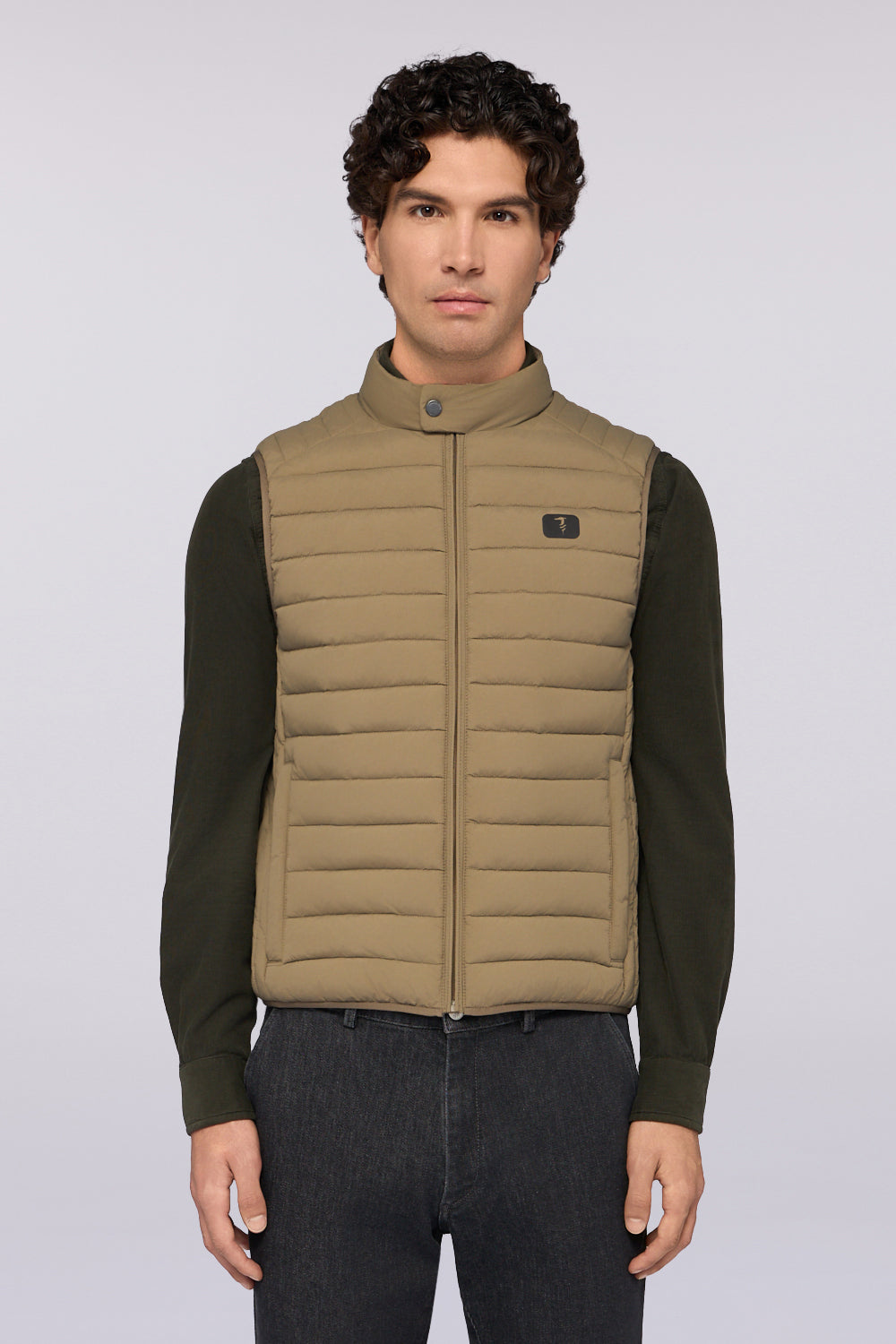 Gilet imbottito in nylon 1|37530193591ddc86b15127a197168840d708d002c9fb3afb1e29428eae657ce6