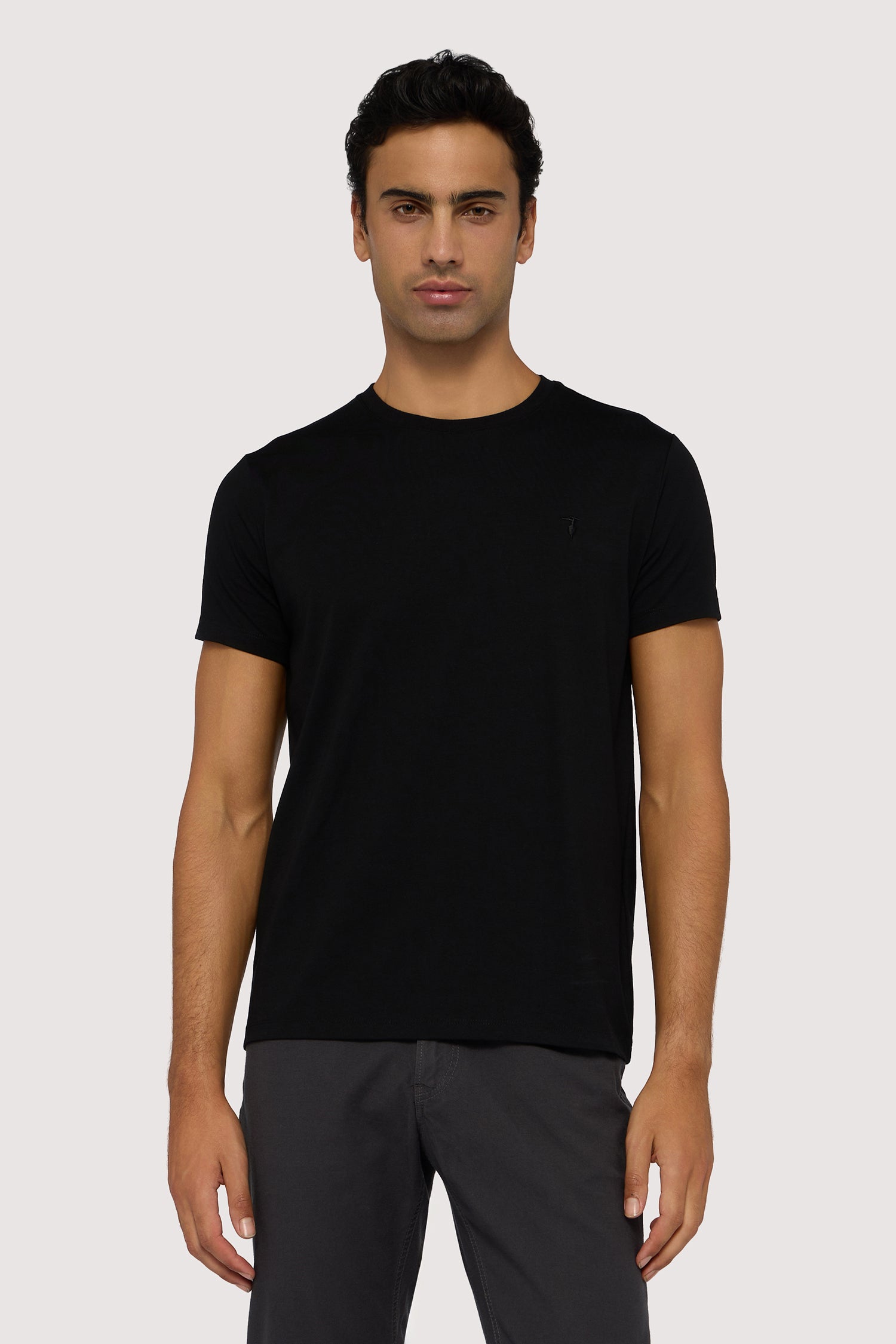 T-shirt slim fit in jersey con ricamo 1|75479e6493d73e812034736399db58494984f5b01d2121905d9afc41282e1edd
