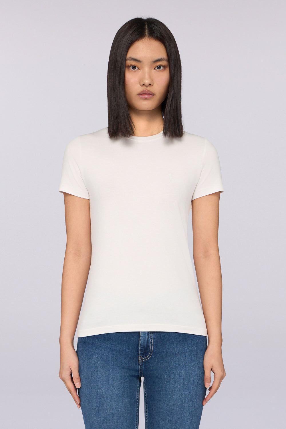 T-shirt slim fit con ricamo 1|cead3845889c069b74b5a569ae657c607f02e43d74144f48152f12f514914217