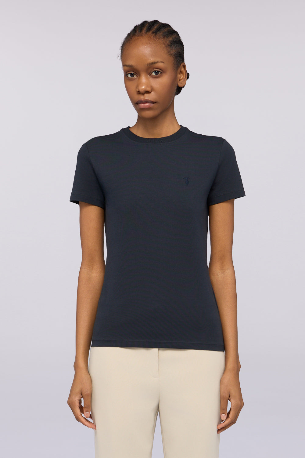 T-shirt slim fit con ricamo 1|38491ae6a1f6ce47327e66ca7050a5dcfa730ea5688259a8b63461b7389e4860