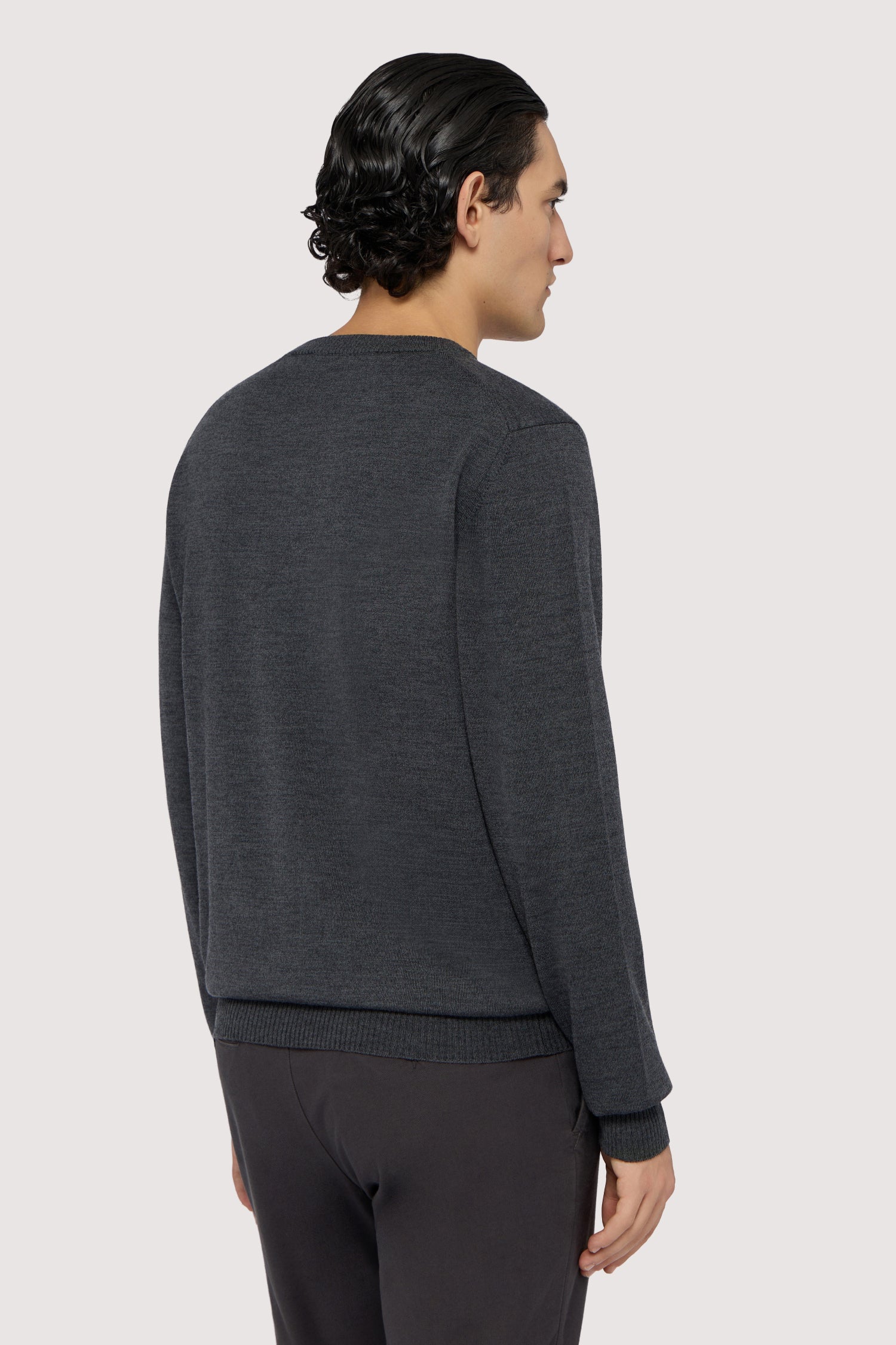 Maglia girocollo in pura lana 2|3c6e18983d2b2f1b885c5445545fe0ced392f4e3acf1f6a6323f296f639de73c