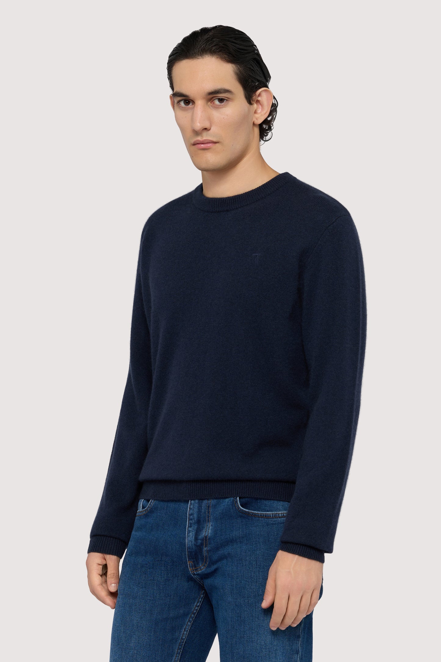 Maglia girocollo in puro cashmere 2|cccbf1c03eb94c19cad3a7ed4dba2d3ba5db10f630893082c537a45918e86b43