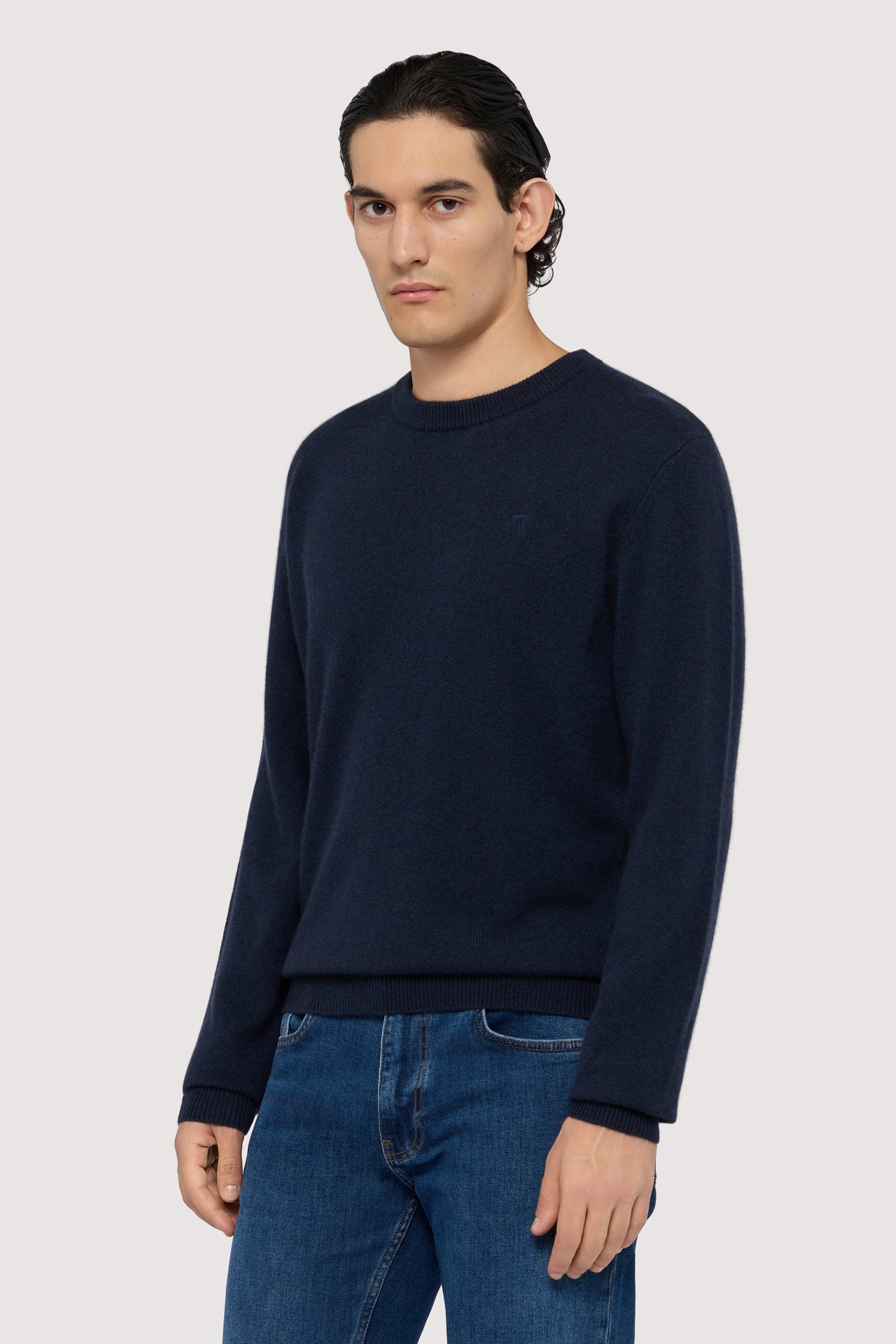 Maglia girocollo in puro cashmere 2|cccbf1c03eb94c19cad3a7ed4dba2d3ba5db10f630893082c537a45918e86b43