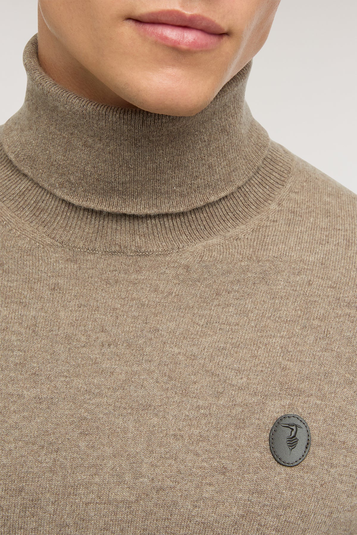 Dolcevita regular fit con patch in misto cashmere 5|e44cb5f2ed1db0cf8f81d0911ca2ce0f4e765c07ef1ab52cf250ff8b6d036777