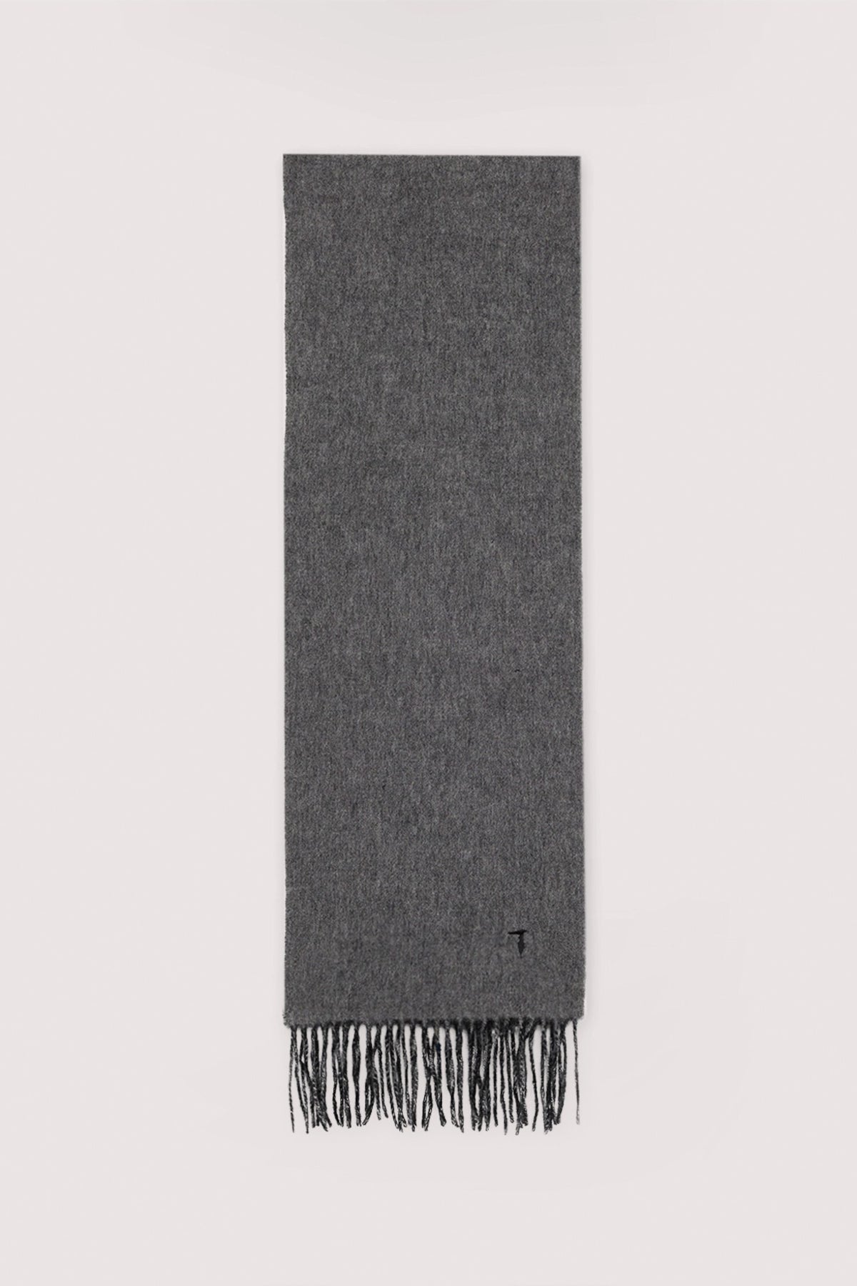Sciarpa in pura lana con frange 1|bb469aaeec53c4ec2d919663ddff756389847b97ba7ddc89c4c742c21c4711b0