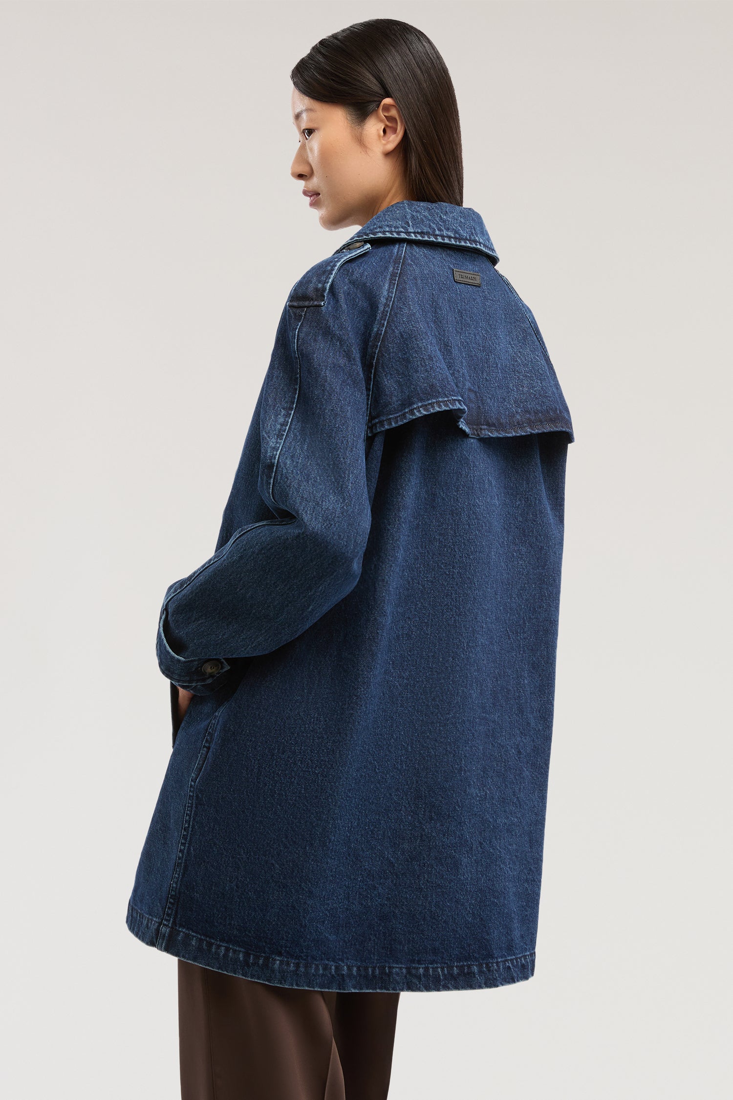Trench doppiopetto in denim stonewash 2|303abd0e32729a3707269fb5f3fee8f53a188ffc9b84774035726e68efb21f9a