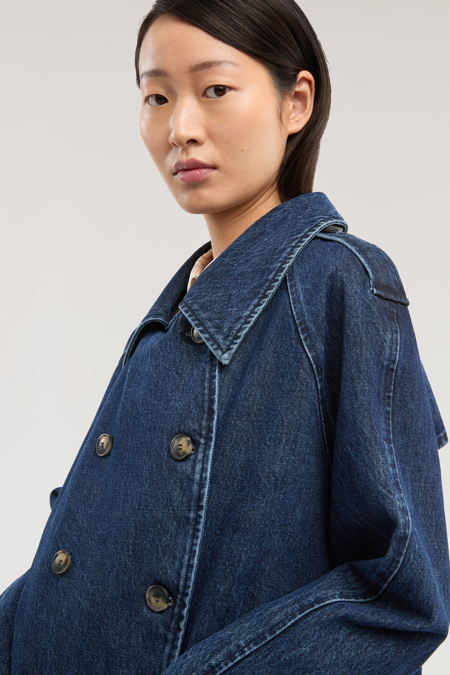 Trench doppiopetto in denim stonewash 5|f895e65c27d3f96d19f4c028e9c34f6e50e53fb03226f0cada35e558a127785b