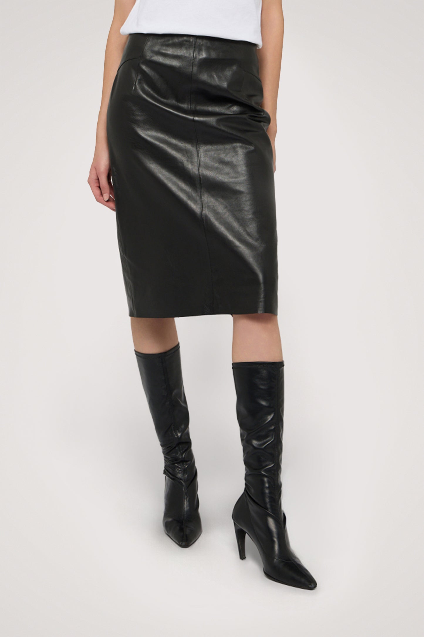 Gonna tubino in pelle 1|0005f58212037342f5272e2214251b23b603940c1426a1eed0bd2428f2b9f706