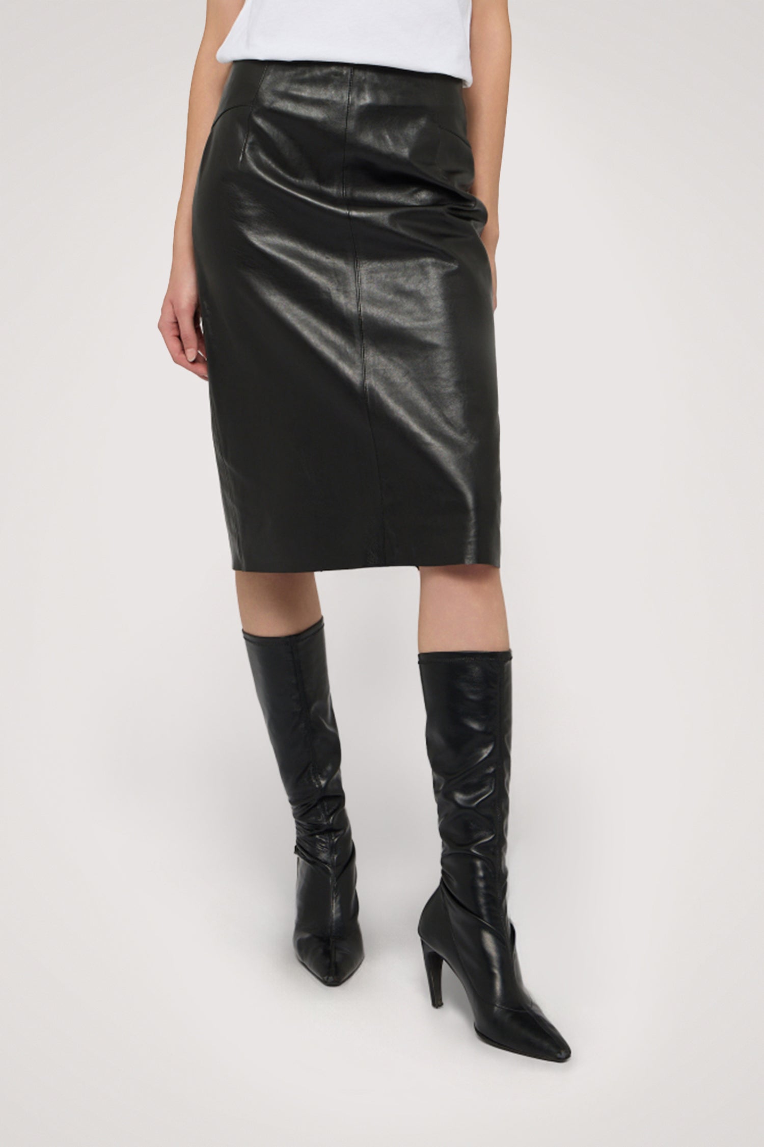 Gonna tubino in pelle 1|0005f58212037342f5272e2214251b23b603940c1426a1eed0bd2428f2b9f706