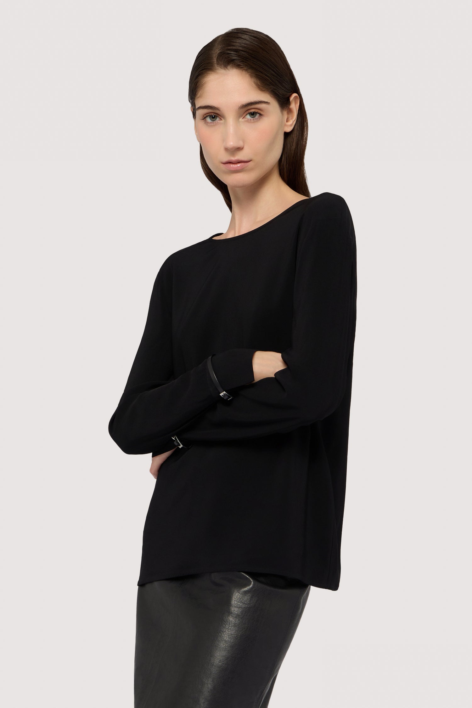 Blusa con scollo a V e fibbie sui polsi 1|54e669eff3c2302c1cb67b64be8817f23d57475f1e3116624ff5722a629740be