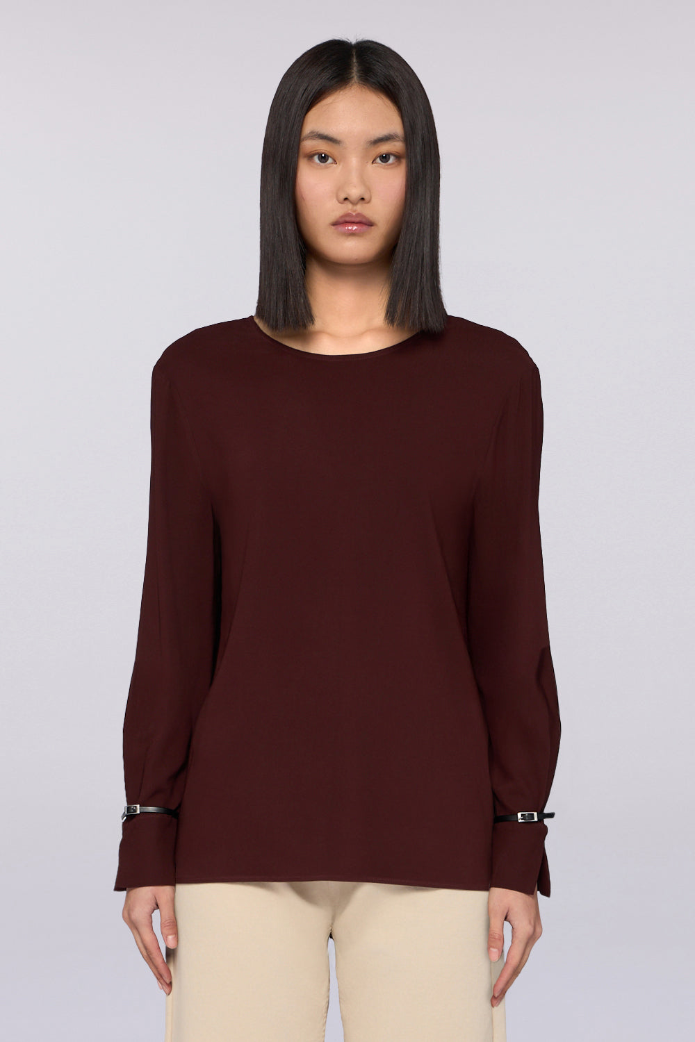 Blusa con scollo a V e fibbie sui polsi 1|9bfe19116d7702ff45b755a1ef7de41fa8d3f9ef370f3ffa1f9f37afba922ae3