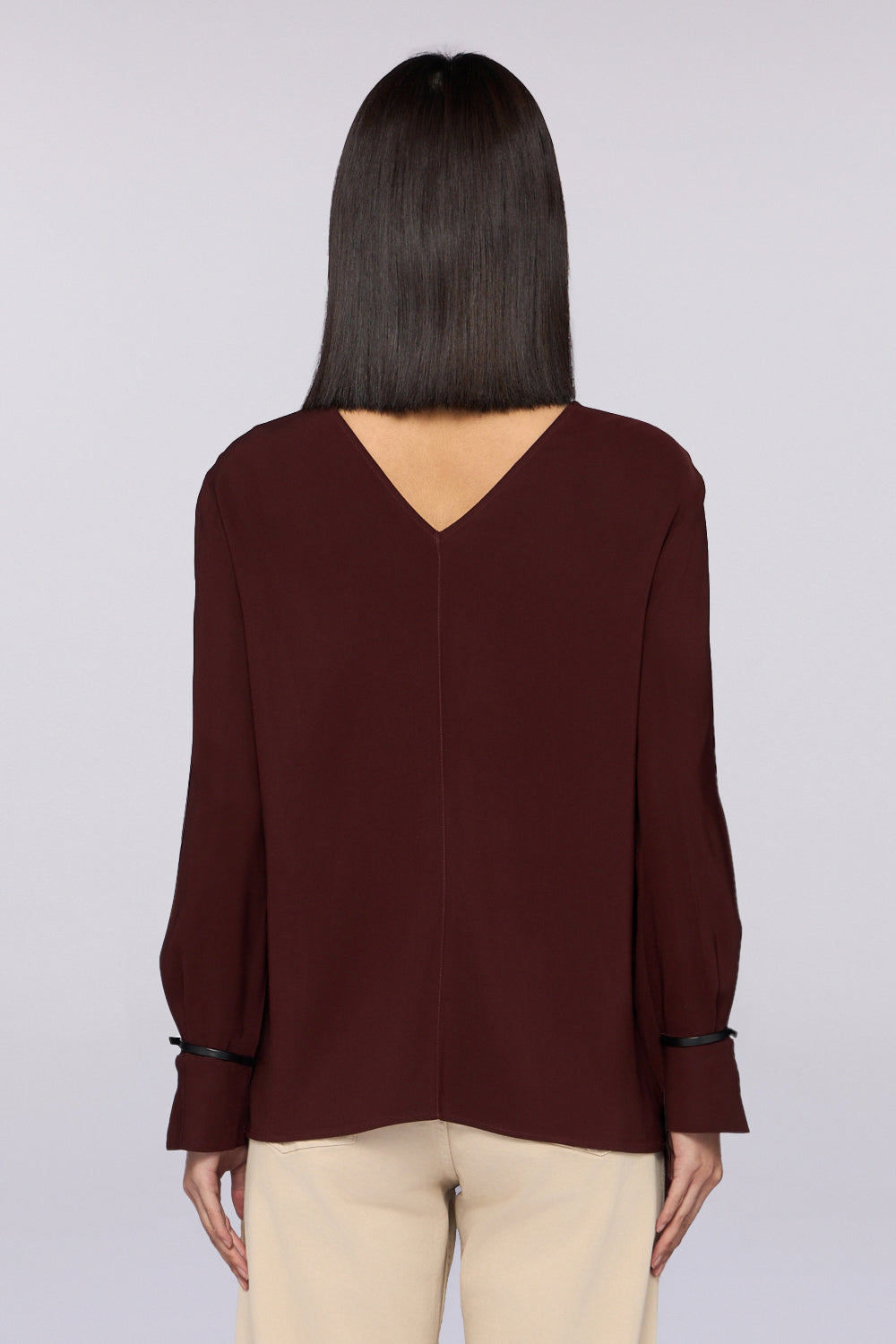 Blusa con scollo a V e fibbie sui polsi 2|3e4436f63b98484a5f1c9aff43be6150de14105b7414173146e48fee7766538d