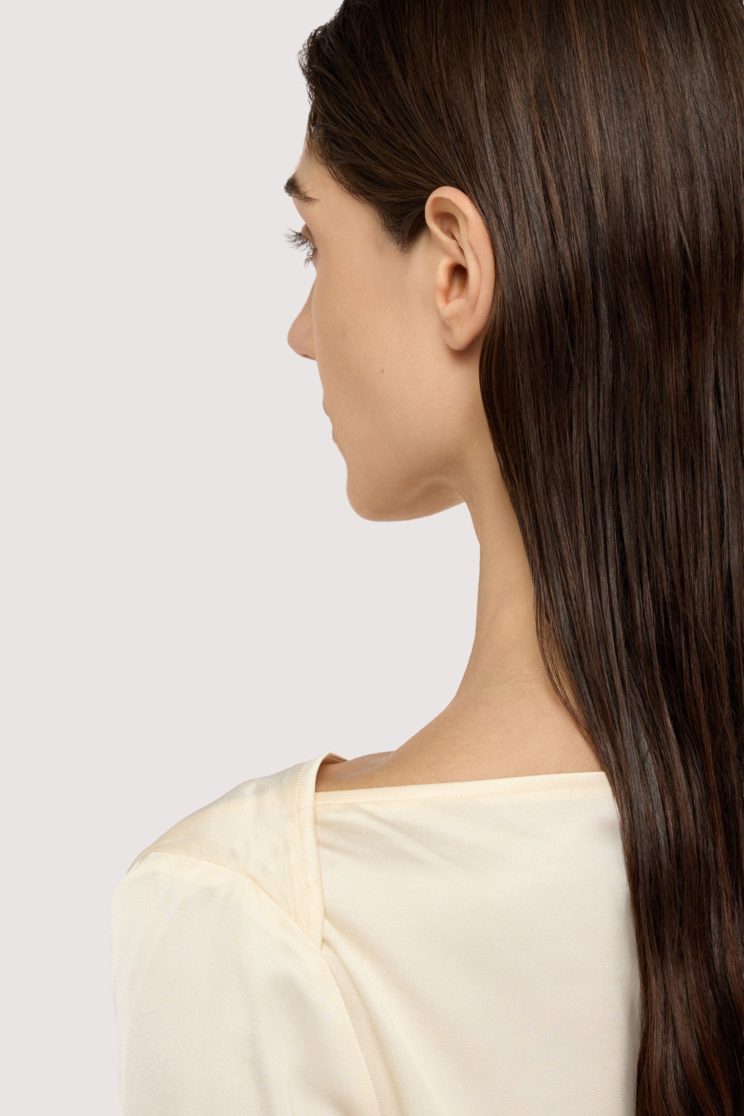 Blusa con scollo a barca in raso 3|0910e9ef9df22928ea6aa956654a6bb53f0a0a1543c3cb51465ae0863e1a1cd9