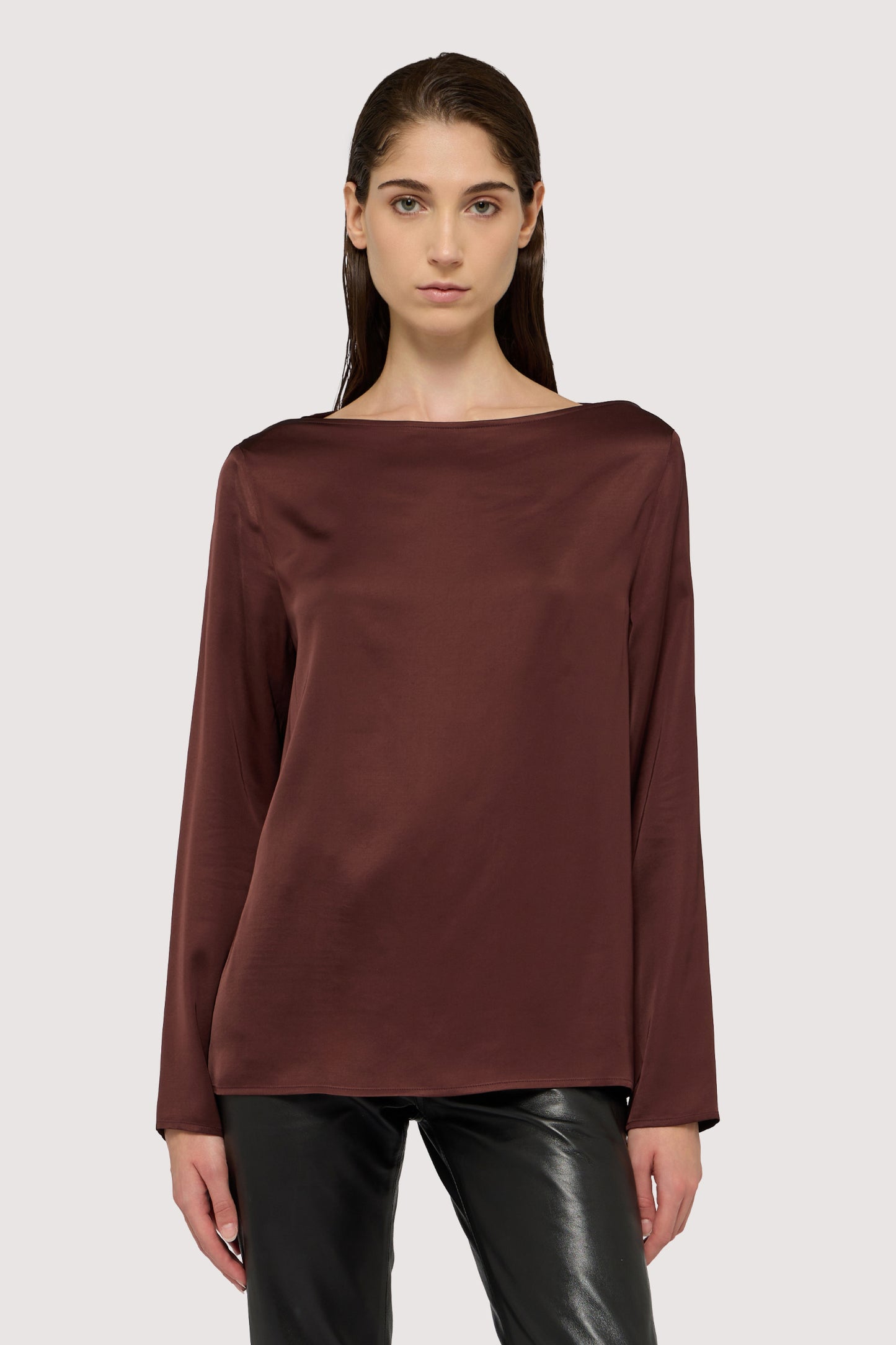 Blusa con scollo a barca in raso 1|02a5021239c6ef829aefcd7453cf1a3f957cd4c8b9a2eb2e33c9fd4977bf78ff