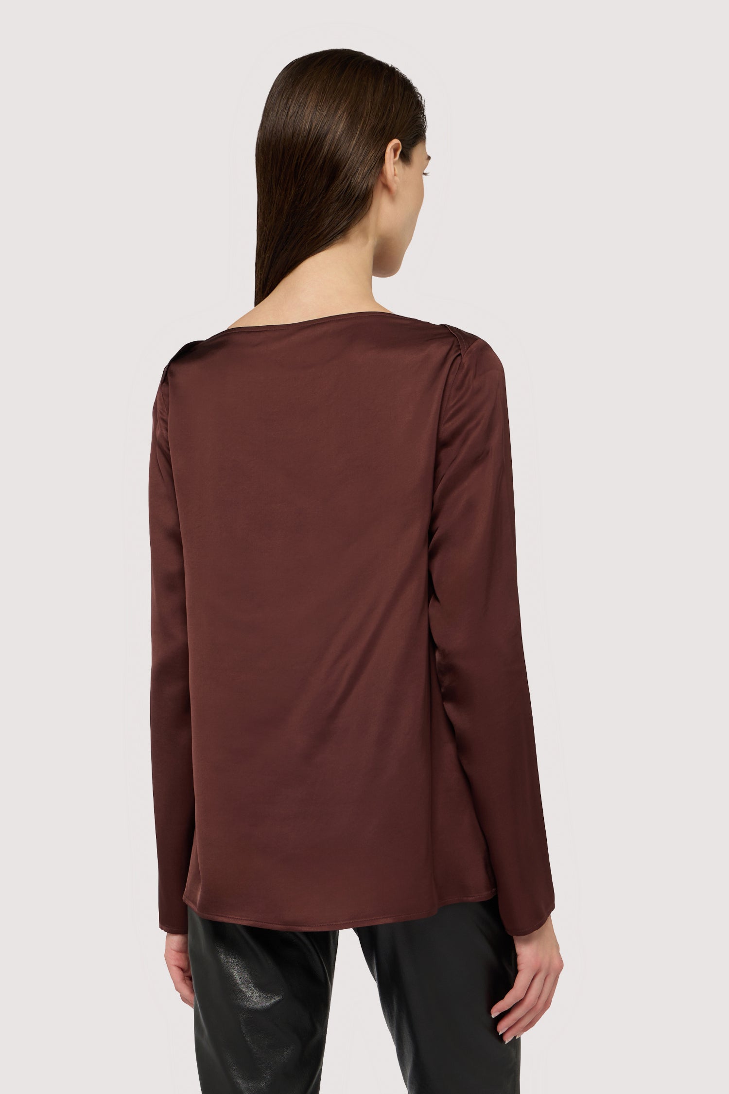 Blusa con scollo a barca in raso 2|d420eb4c21574f418abe17258b9c122f9cb8faa62daede711c329a0b4099e237