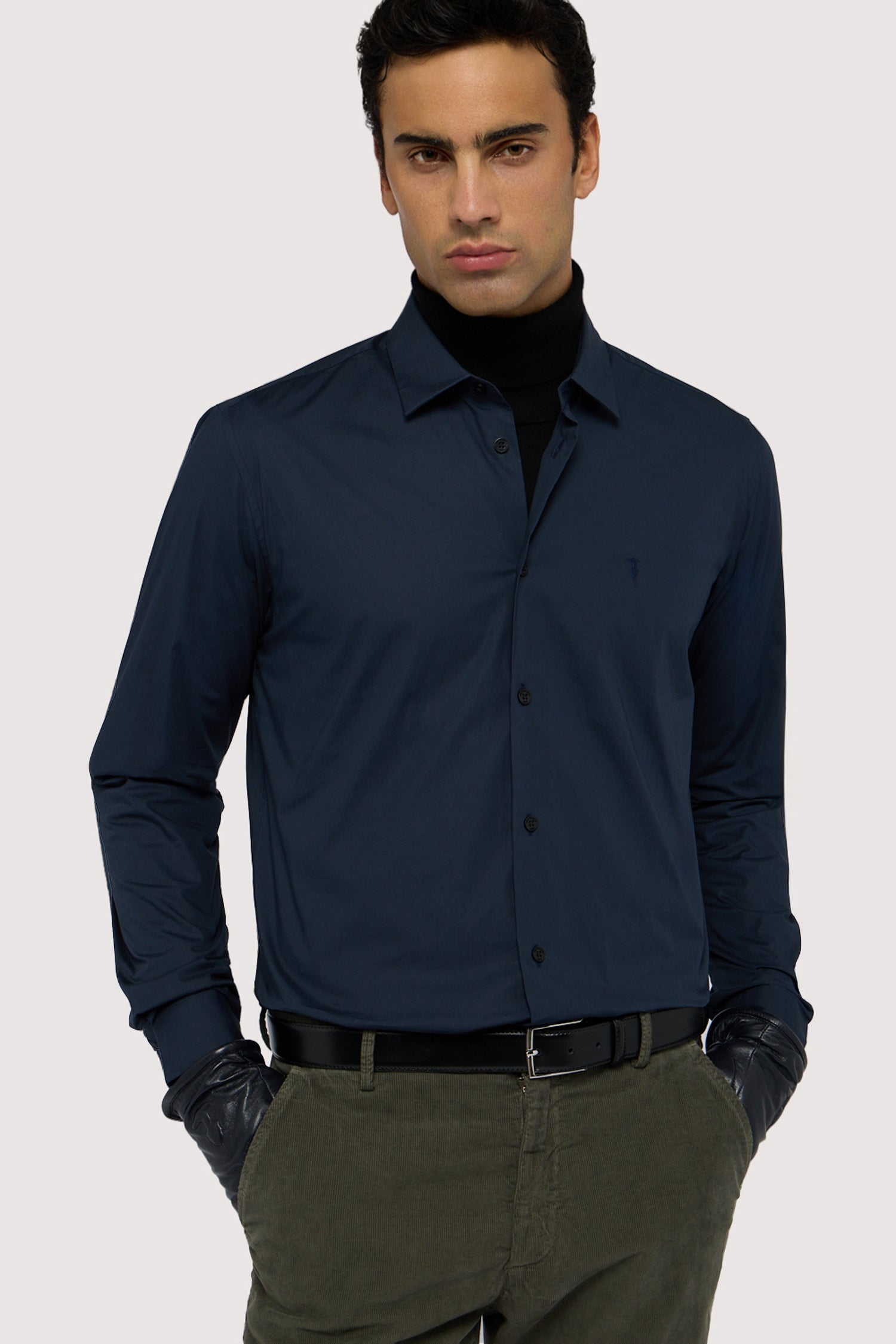 Camicia slim fit in popeline 4|e9c7c6a44fa099525bb85156e4391c6408261d34fab355ed62fd1ee28b00fde8