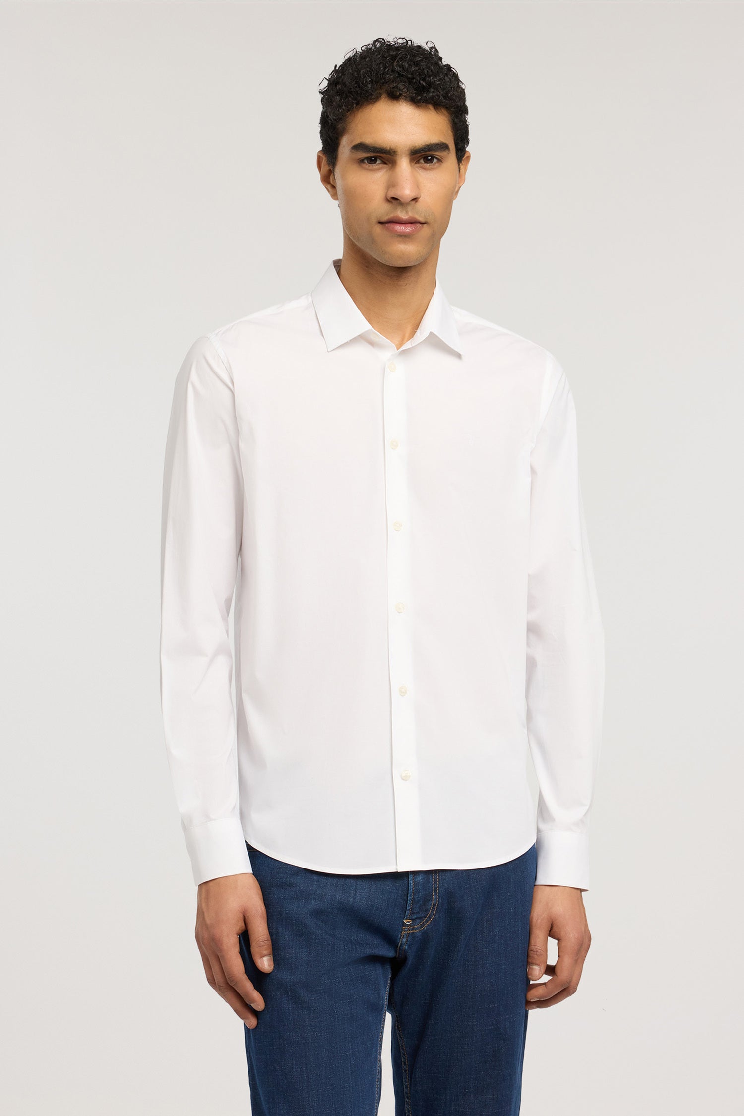 Camicia slim fit in popeline di cotone elasticizzato 1|27f2db19f65f77885670e52a97cba48badab5a8c75117a2ac7dd849d58586981