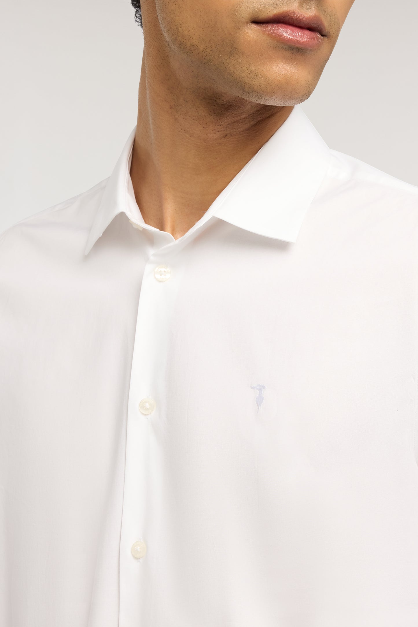 Camicia slim fit in popeline di cotone elasticizzato 3|3cdc5660034dfcfc2f9023a172e27c25c72a62378bb738584d5a9dca0bcc99d8