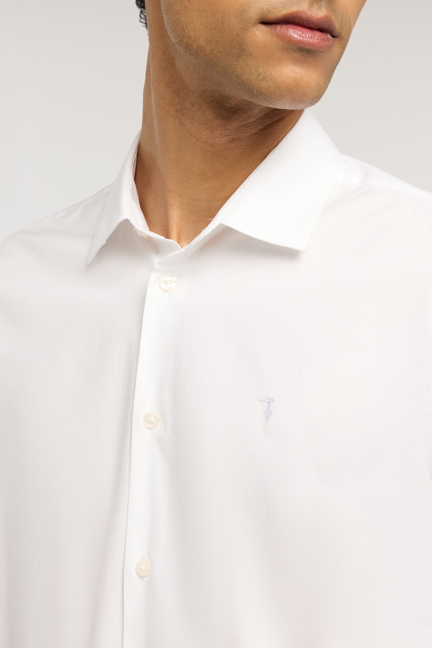 Camicia slim fit in popeline di cotone elasticizzato 3|3cdc5660034dfcfc2f9023a172e27c25c72a62378bb738584d5a9dca0bcc99d8