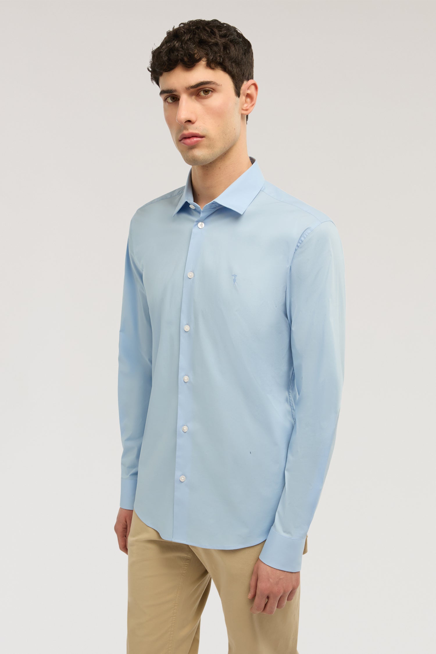 Camicia slim fit in popeline di cotone elasticizzato 2|63ebeb7fa8267a8d131735afb7c47ed6da2f16724aa79b07fe9f1839ddc617f8