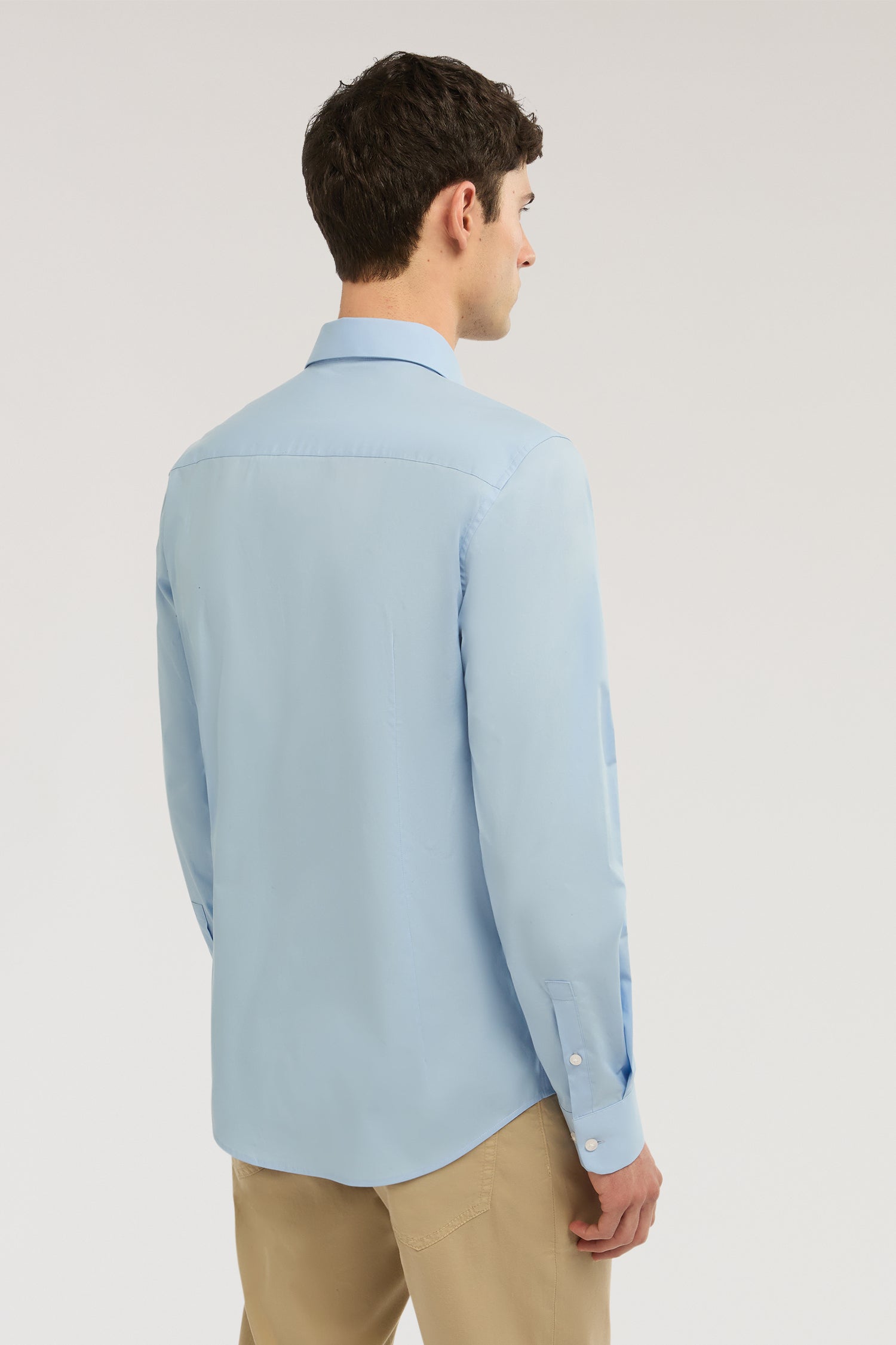 Camicia slim fit in popeline di cotone elasticizzato 3|1faa049378c5e4ab140aee685eab055667443553e4a13fed4126b624ce3cd461