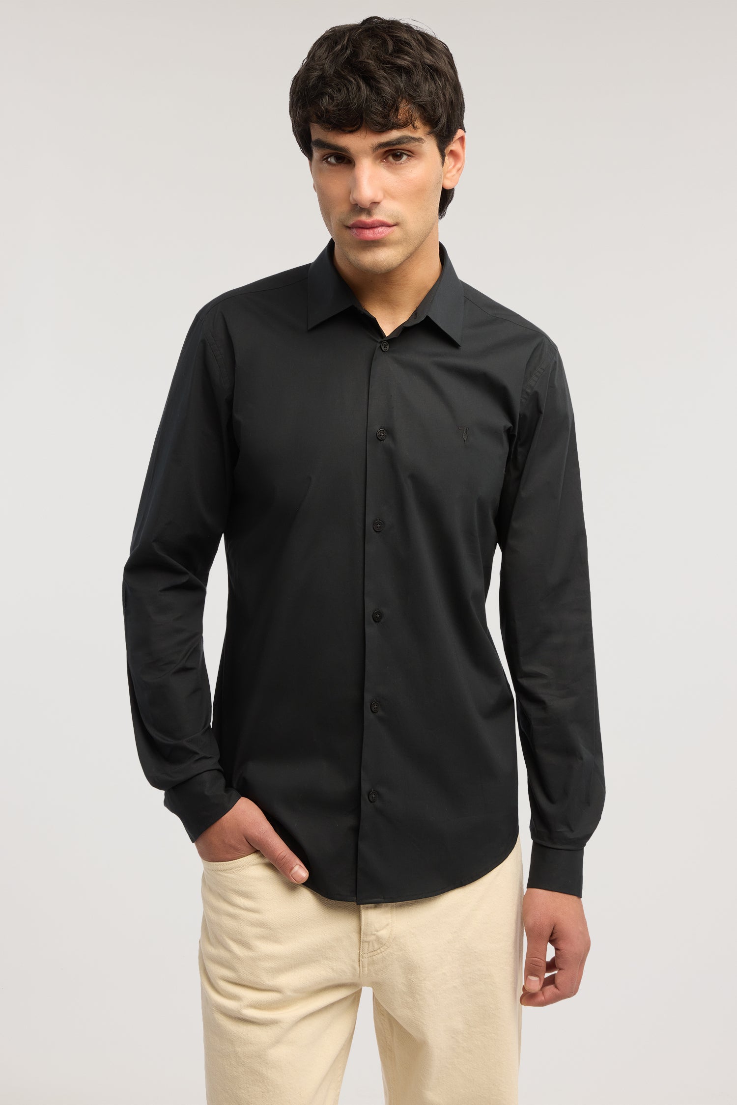 Camicia slim fit in popeline di cotone elasticizzato 1|81196ed513c4588613654565d94cf98eb4113395c9ceb1ca9f69848131555aa6