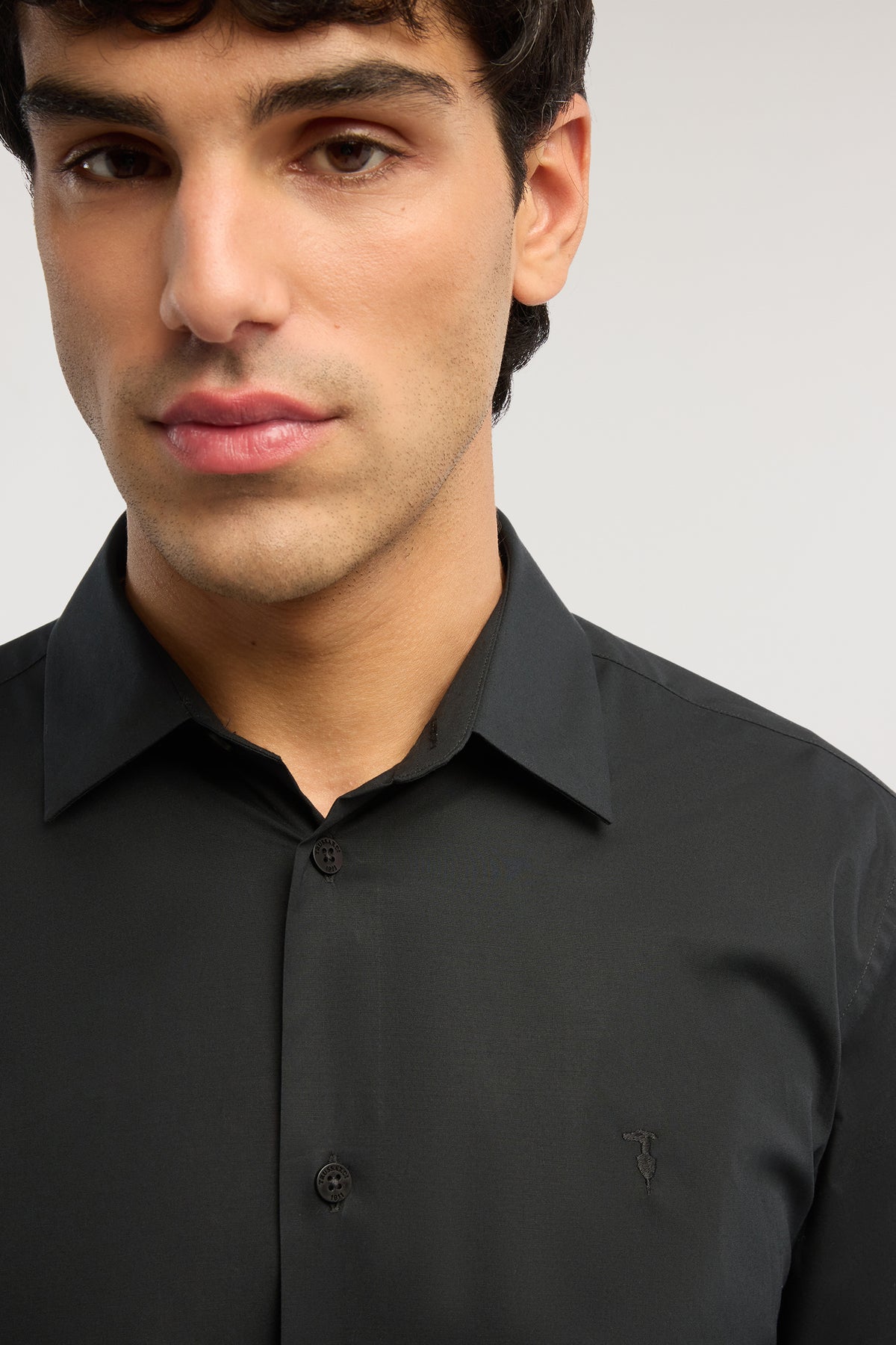 Camicia slim fit in popeline di cotone elasticizzato 3|c33b7ee3b930c697d270259ffa11d4eef7a9b496350d9fdb6b1f555022f6a9e2