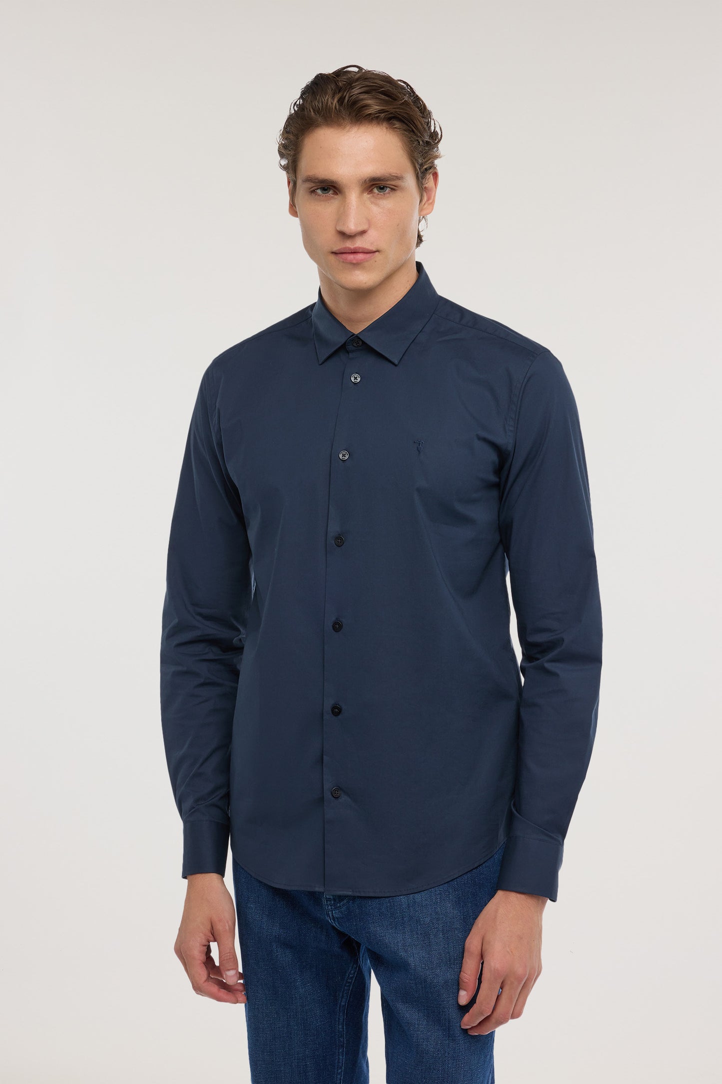 Camicia slim fit in popeline 3|e84860283c1ffd0de54a834df0bdfe924514d262cbbfd1712826f80081dfafa3