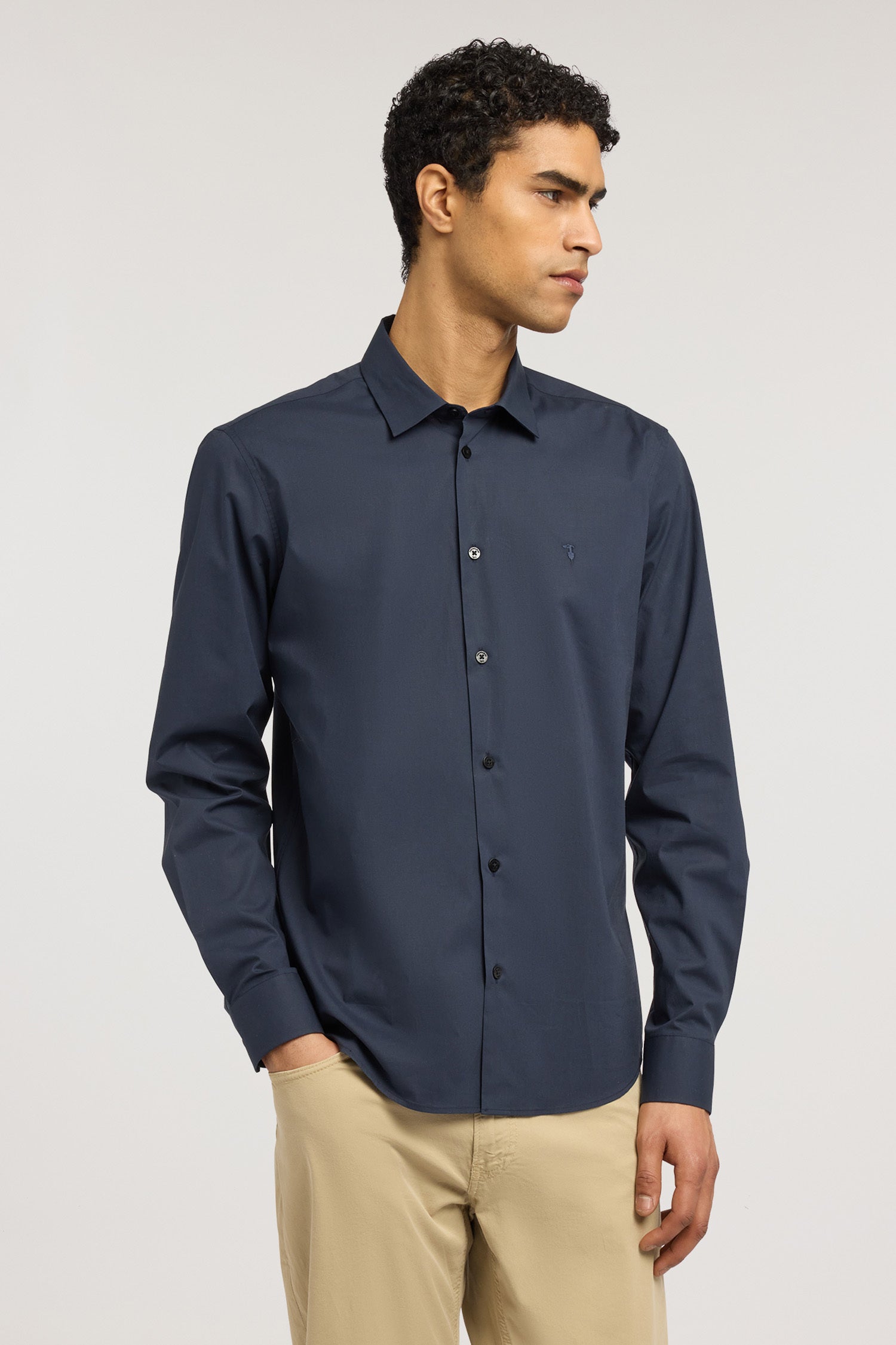Camicia slim fit in popeline di cotone elasticizzato 1|7a814b5de23d7fc592817b376bf47440035f815f5a2ea4e24836298bb84db9bc