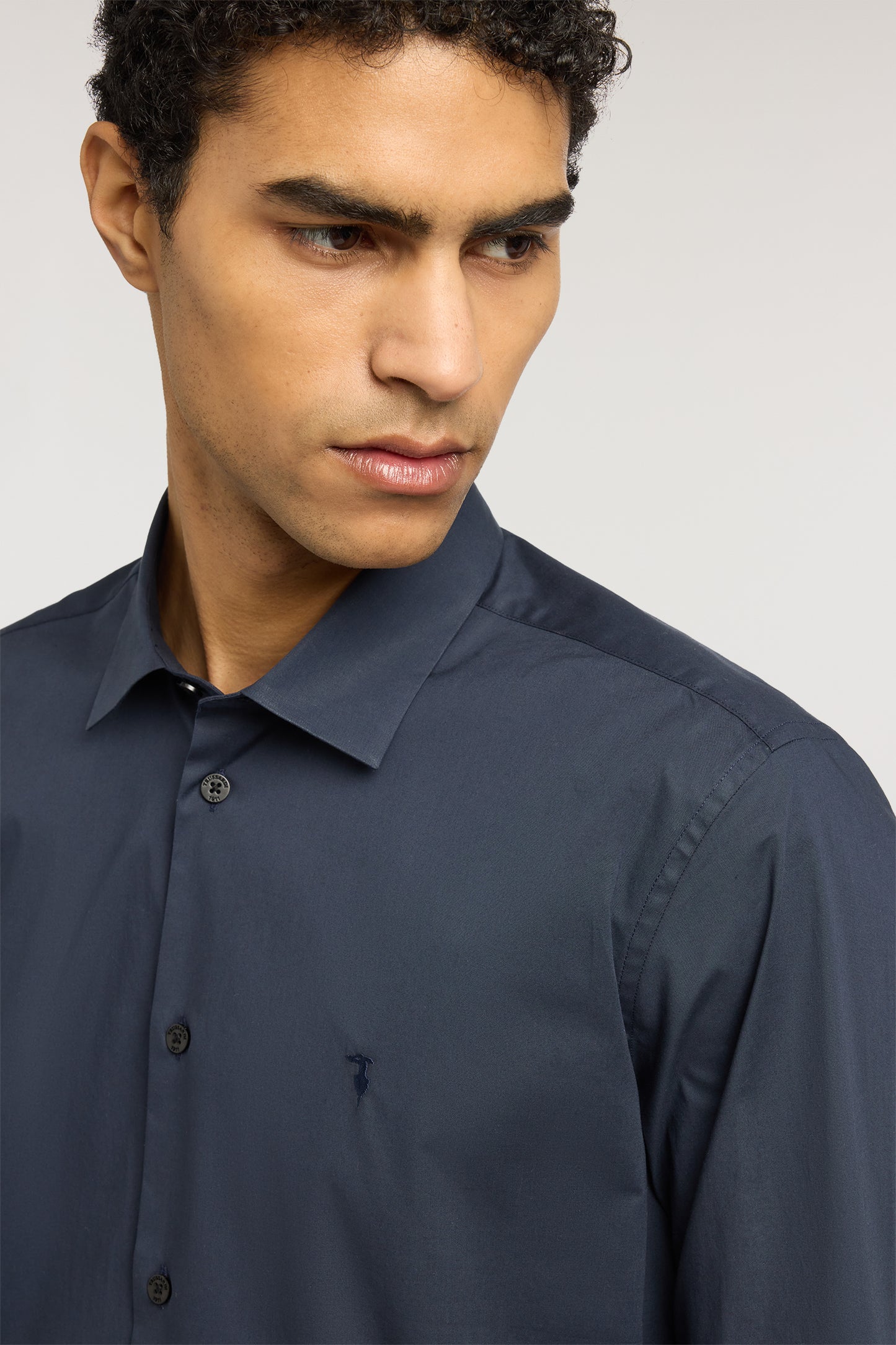 Camicia slim fit in popeline di cotone elasticizzato 3|41ee47837edecdc30d60bd8f253b7a1136f880fcb8e8c452f22bd7b41c76e015