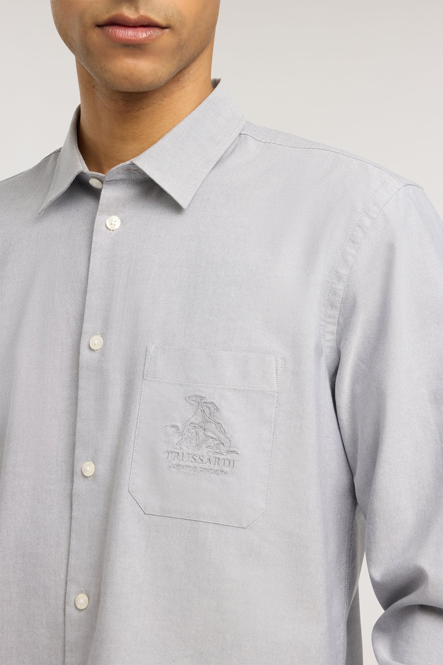 Camicia regular fit in oxford con ricamo Gentle Society 3|2533166e9a58cea9aa019cf66a22e5f694c408a2d98e43bca13301bbe3e87dec