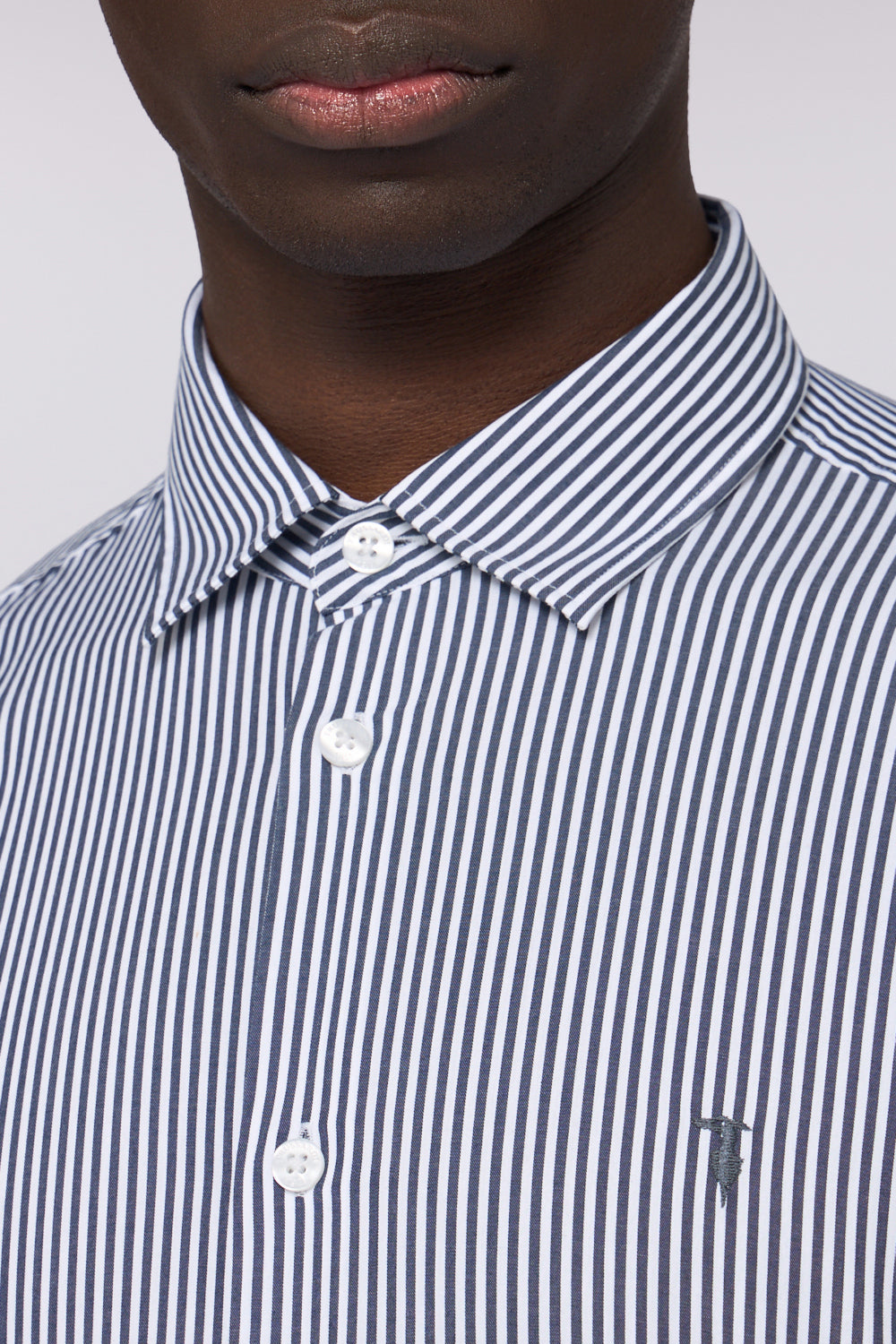 Camicia regular fit in popeline a righe 3|149700f87217df7f8150b0a917baa6c67be55582999929a1a7218216f9dac89c