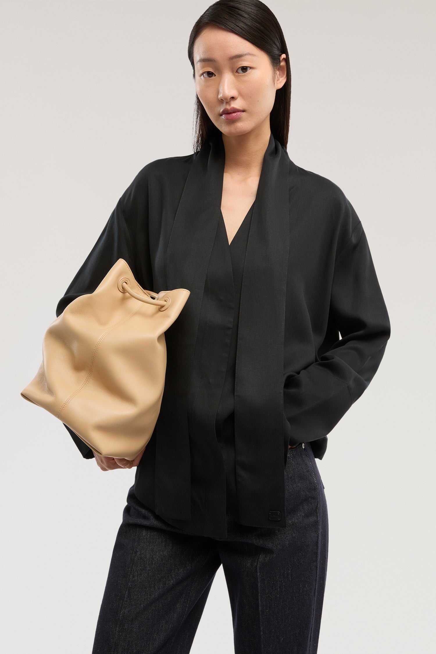 Giacca camicia relaxed fit con sciarpa 1|e20d878ebe8e029cc58122daebd9e0f75736e75da598e68dadb217b8269c6281