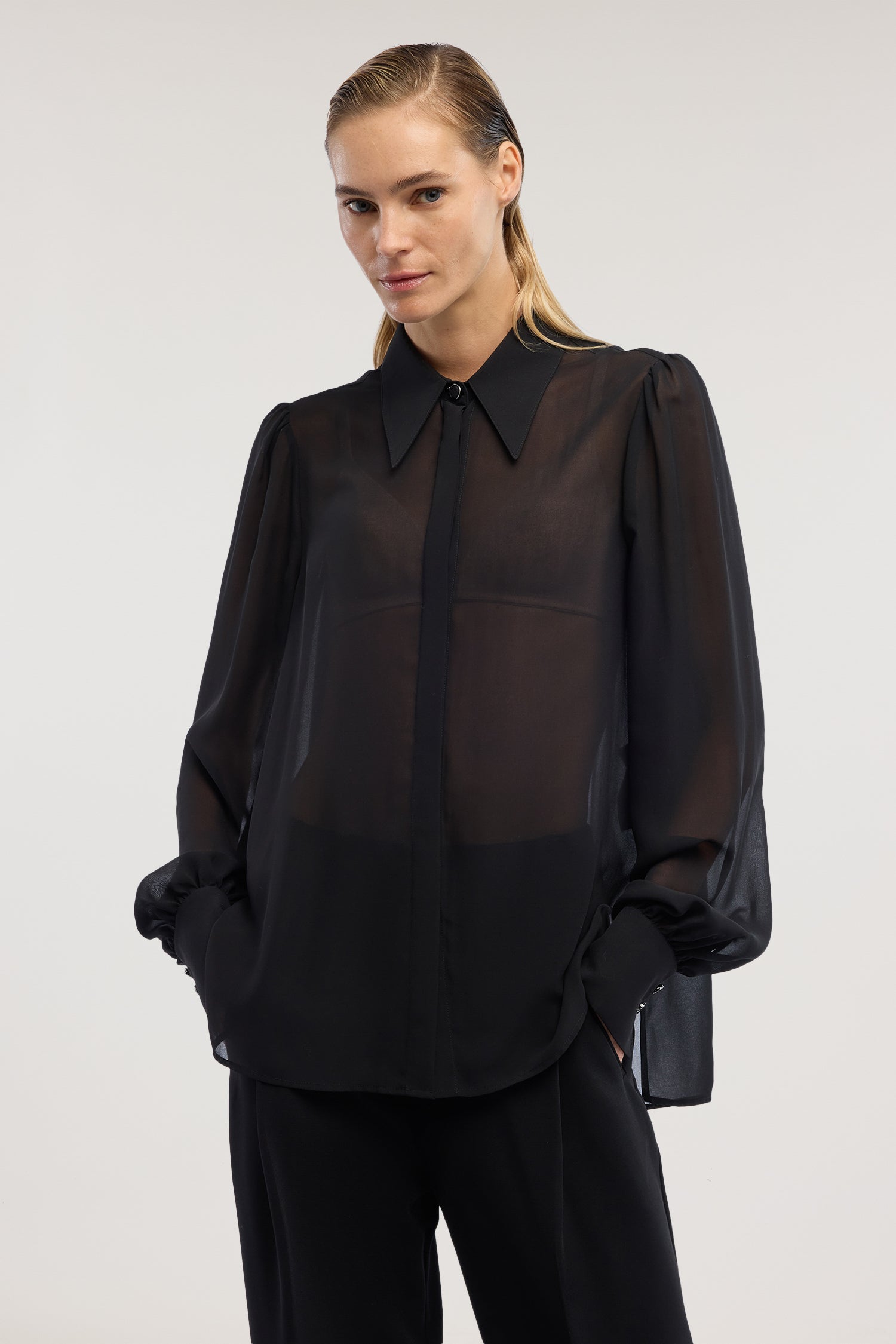 Camicia in chiffon con bottone gioiello 5|e00e7d7c5579cbf819b0e9060466312a14521455e8c6a578ff393397354f8ed1