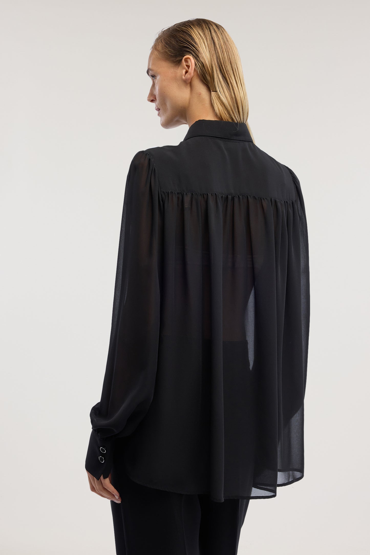 Camicia in chiffon con bottone gioiello 6|bffb44917b54f290323de77351474d6677fc2d1953aed47719bc71f34e4a70d4