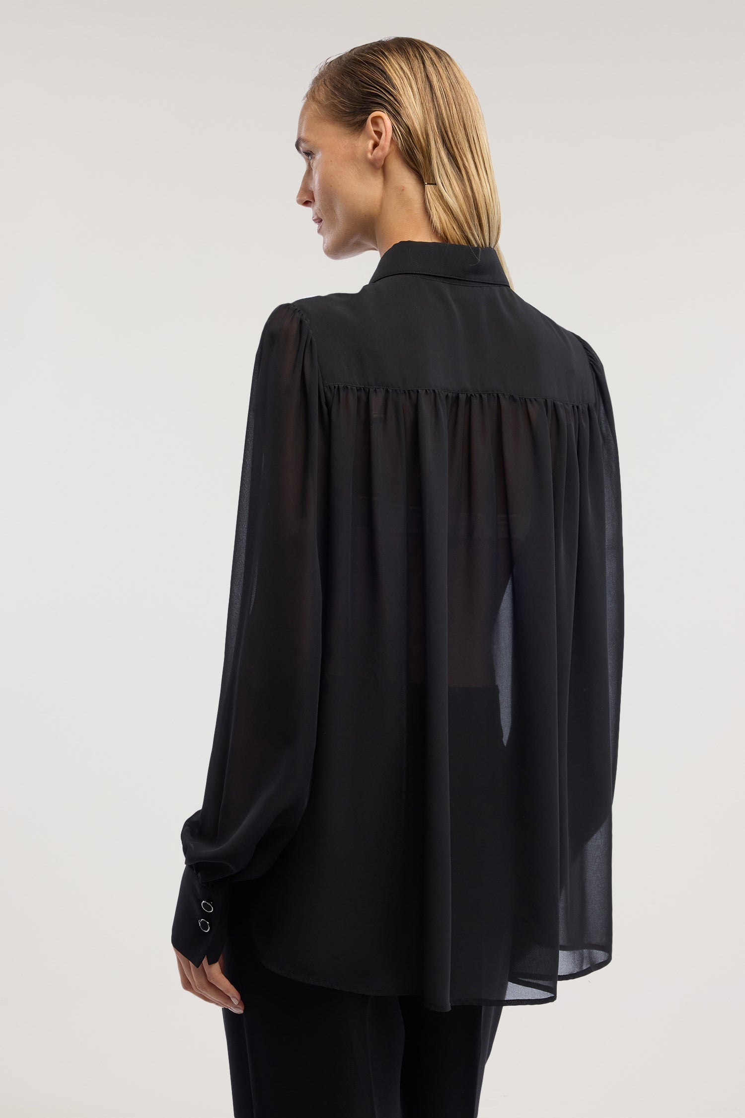 Camicia in chiffon con bottone gioiello 6|bffb44917b54f290323de77351474d6677fc2d1953aed47719bc71f34e4a70d4