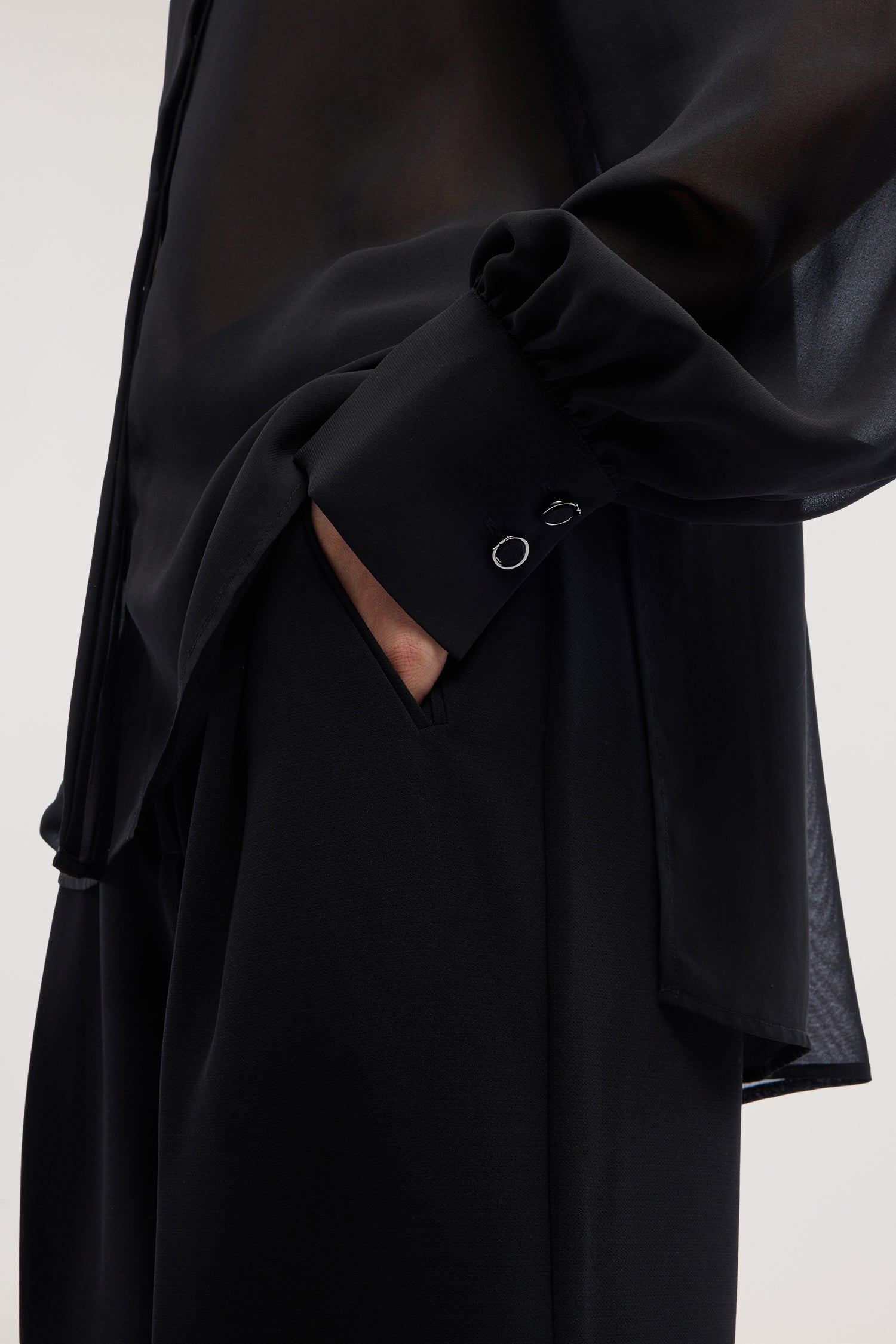 Camicia in chiffon con bottone gioiello 3|609bc54f44ae574922bad09ef910e2fc126a83159a901d712013b3faa6e01bf6