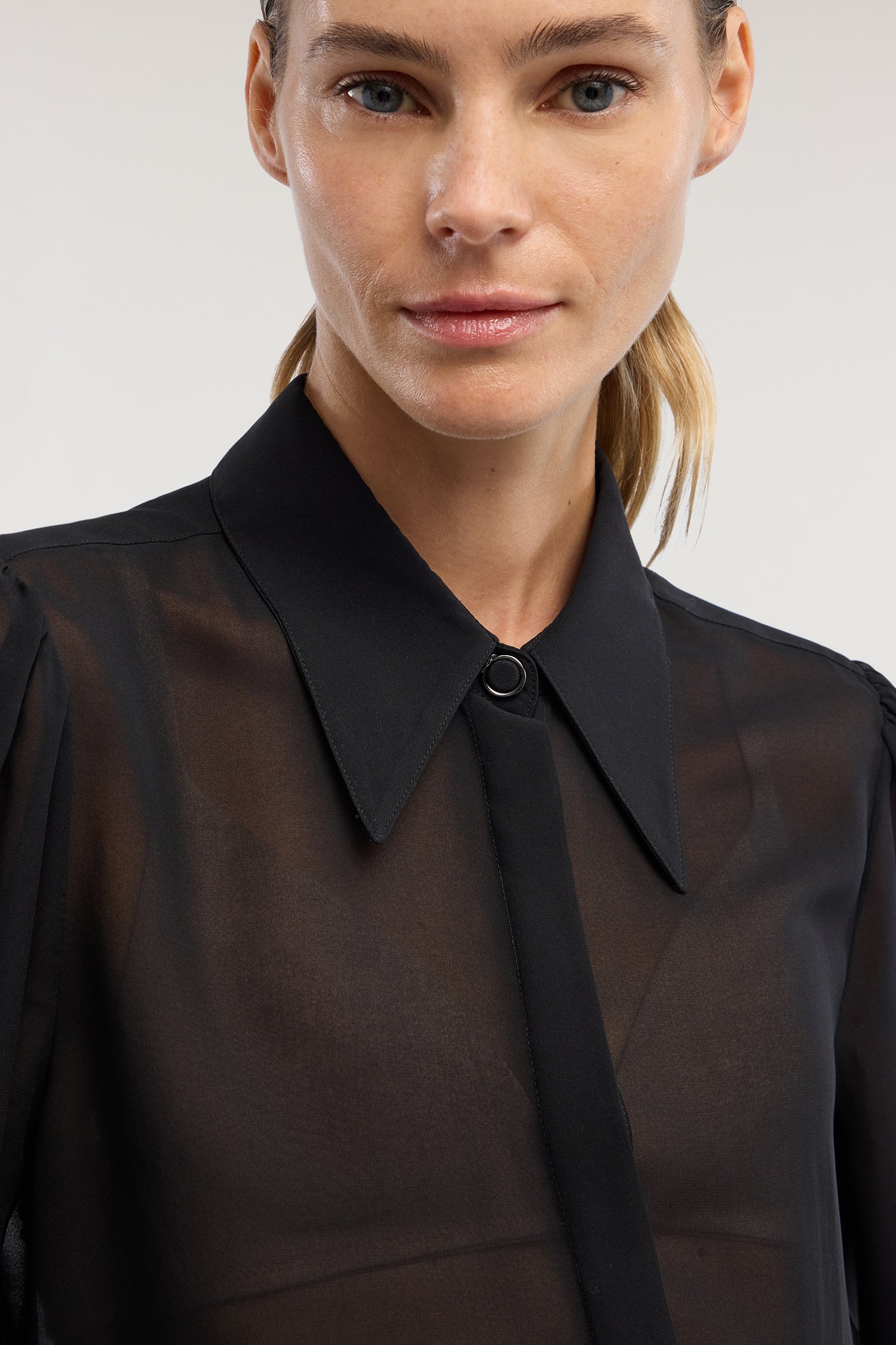 Camicia in chiffon con bottone gioiello 1|2a2a5cf55c8f20bb63d2a5abe7bf36cde5ac25bfc67707cf500137b07aa02515