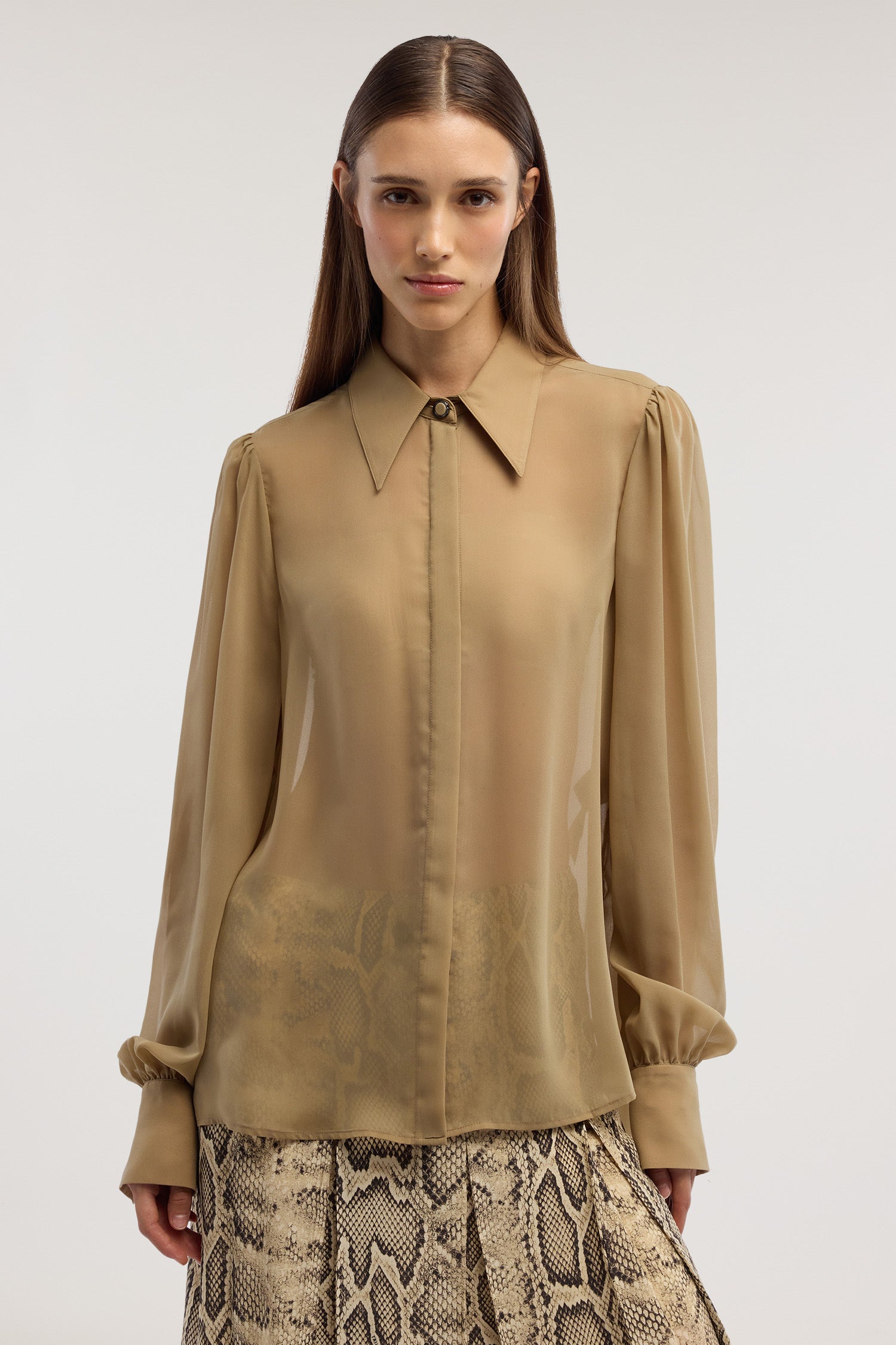 Camicia in chiffon con bottone gioiello 1|52d3fefd6c37dfdbd0f2f86f285634580badac7ea976ed9bcb6a4d36df89f277