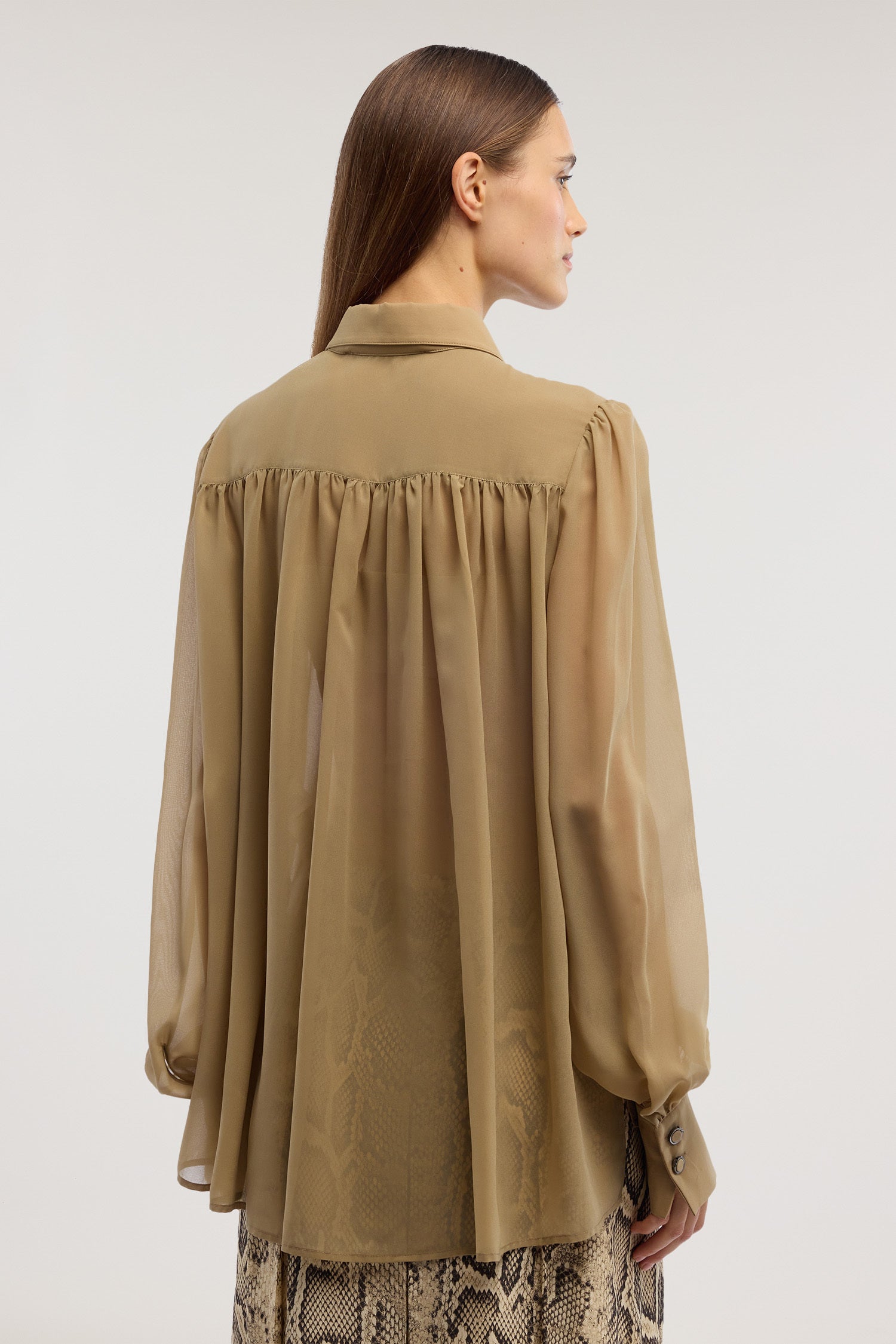 Camicia in chiffon con bottone gioiello 2|a803a32bec0460b4a045f06f63bd600eced4fe891ca8637a3d61ce528df06aa4