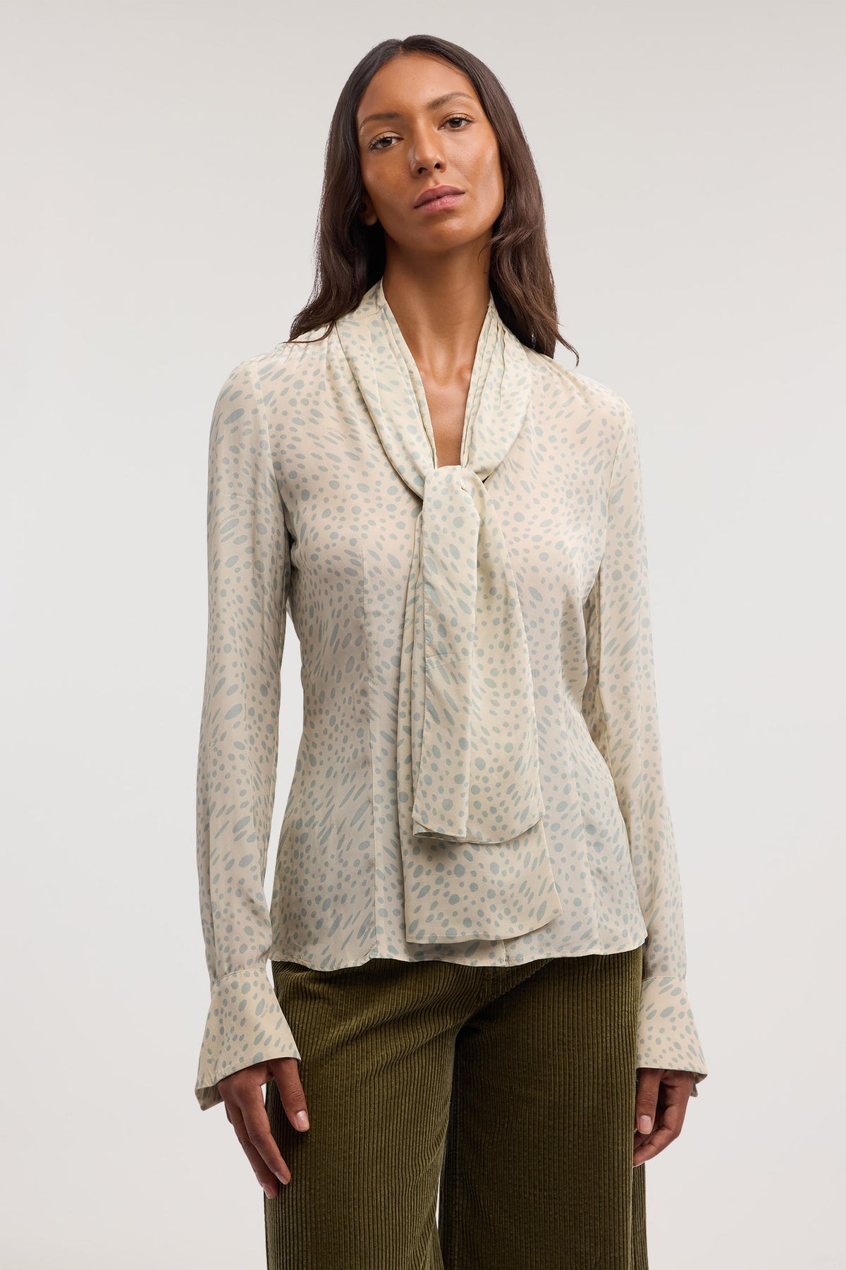 Camicia con stampa e sciarpina al collo 1|6372253026b1f3e159e6b230299bd5348abde61117d8f94e58620e83bee61d56