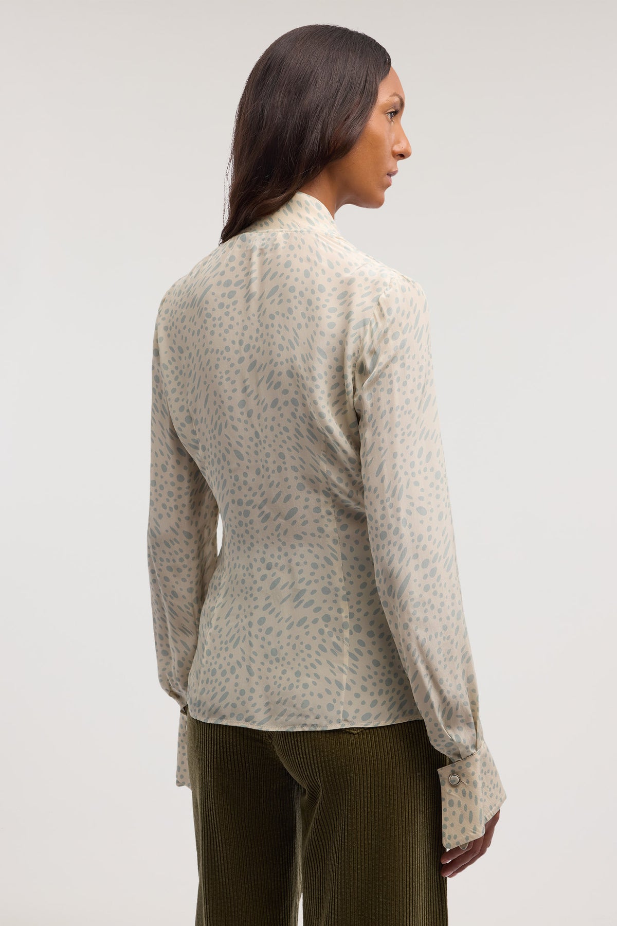Camicia con stampa e sciarpina al collo 4|5f887bfabb692c7317b4db529bc0426ac734f3ebea5ad73598005404aff648fb